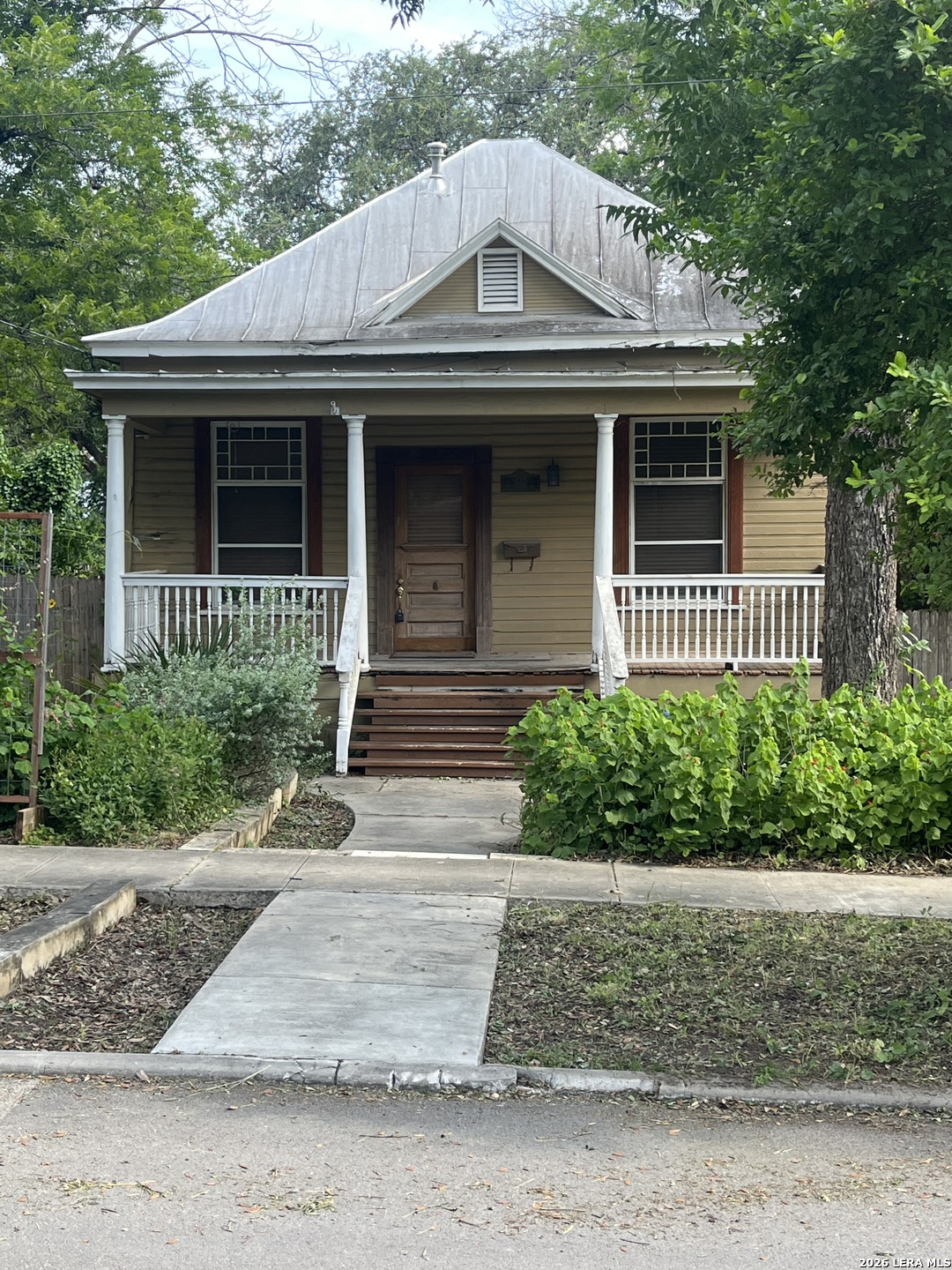 432 Woodlawn Ave Listing Cover Image