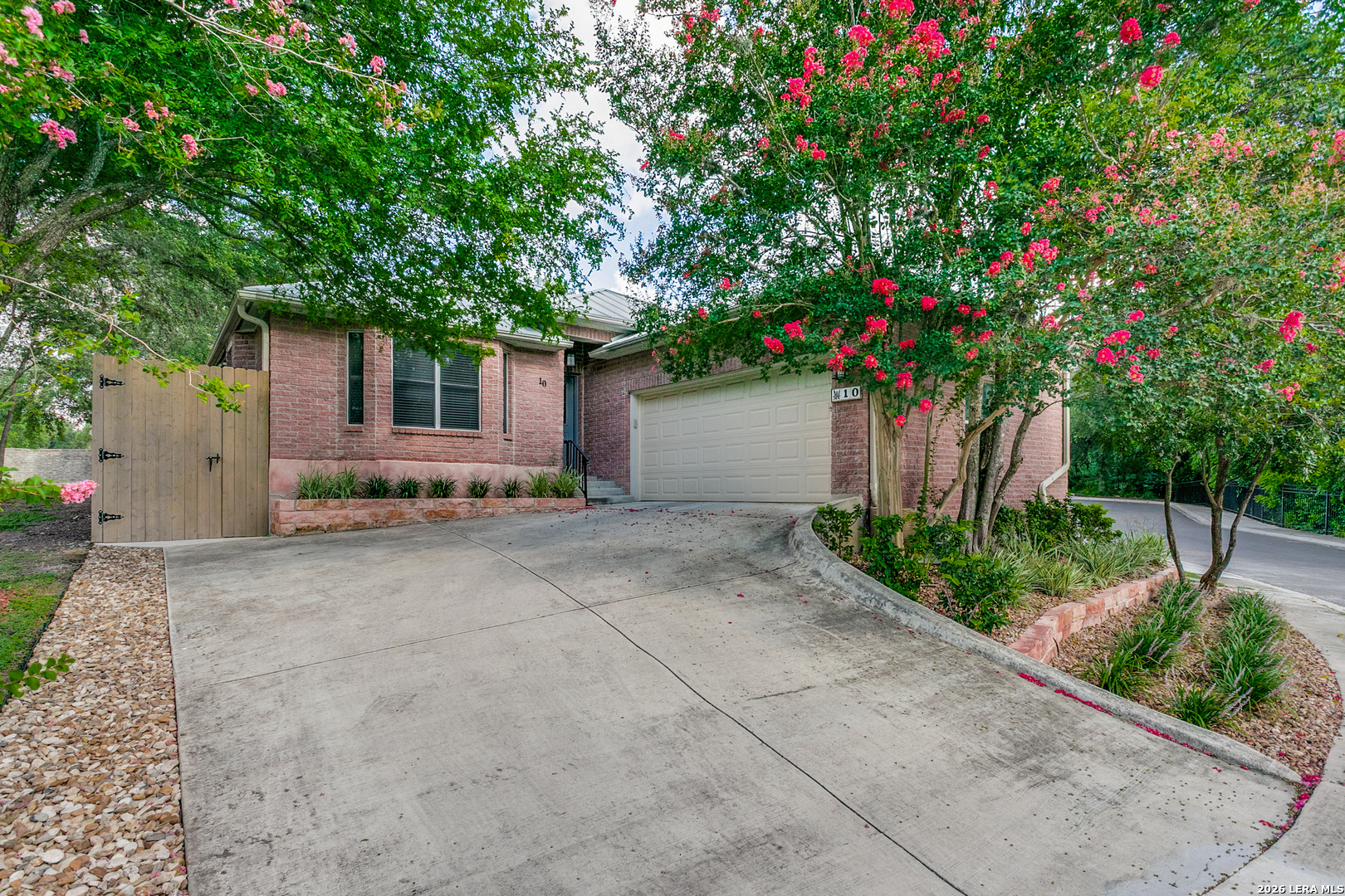 10 Oakwell Farms Pkwy
