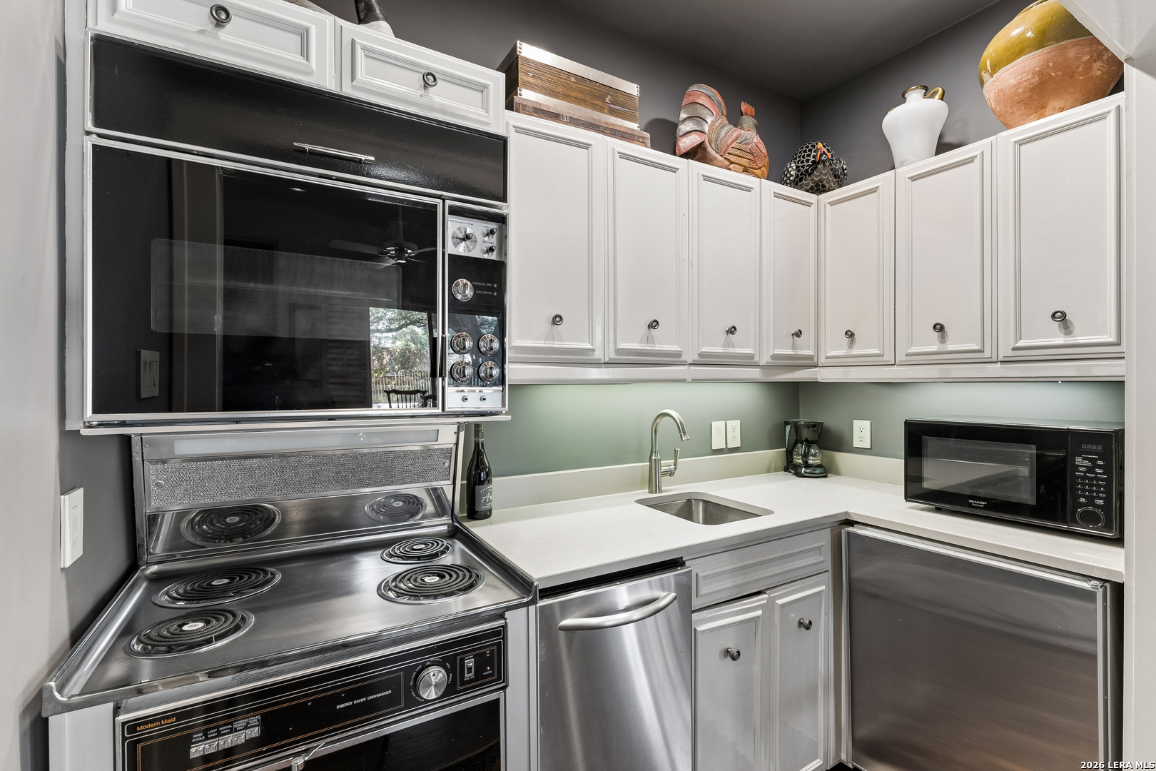 110 Geneseo Rd, Terrell Hills, TX 78209