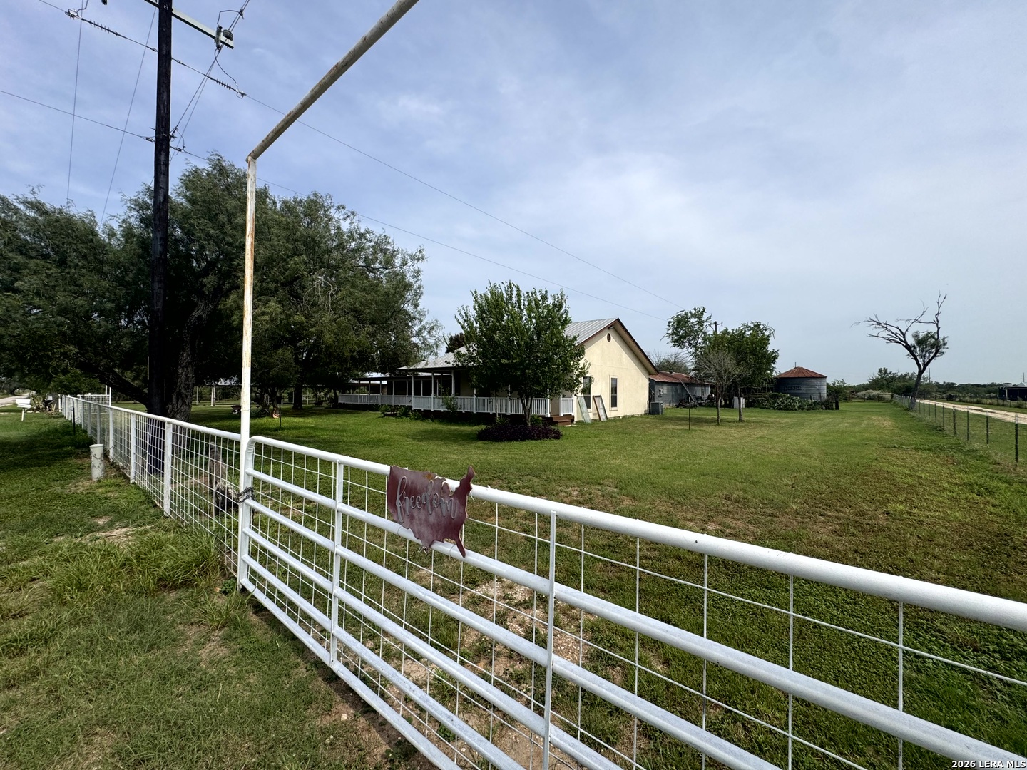 599 COUNTY ROAD 7611, Devine, TX 78016