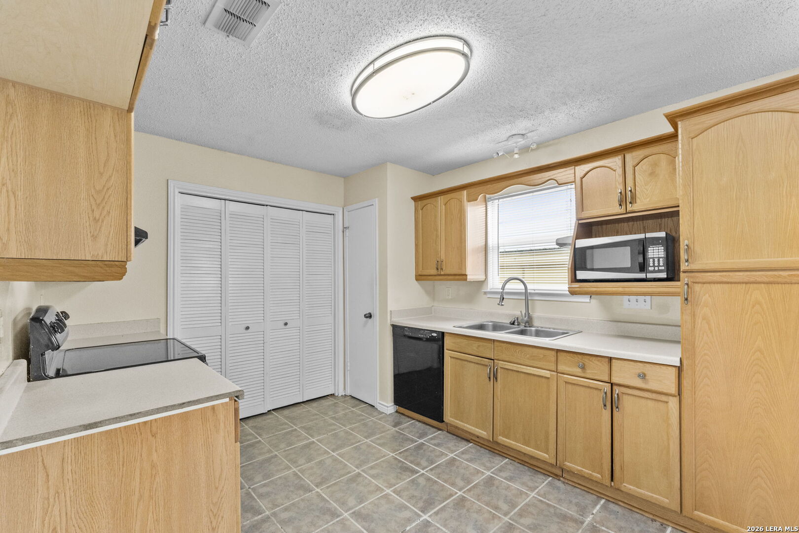 702 GARDEN MEADOW DR, Universal City, TX 78148