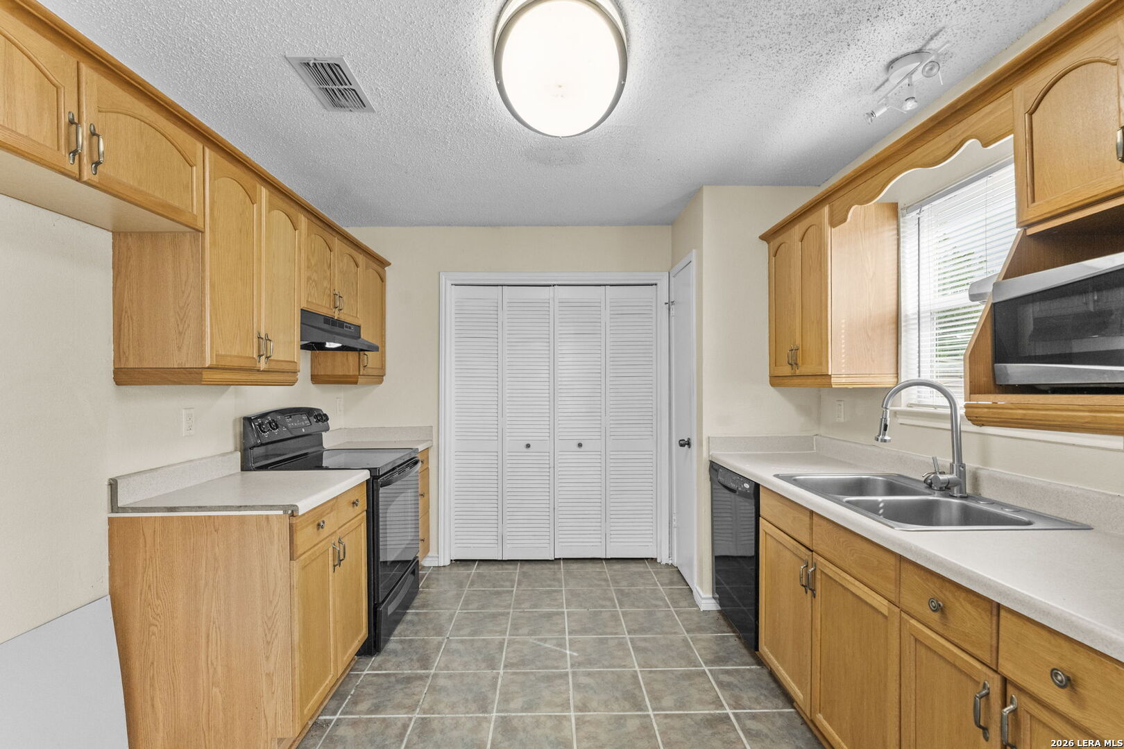 702 GARDEN MEADOW DR, Universal City, TX 78148