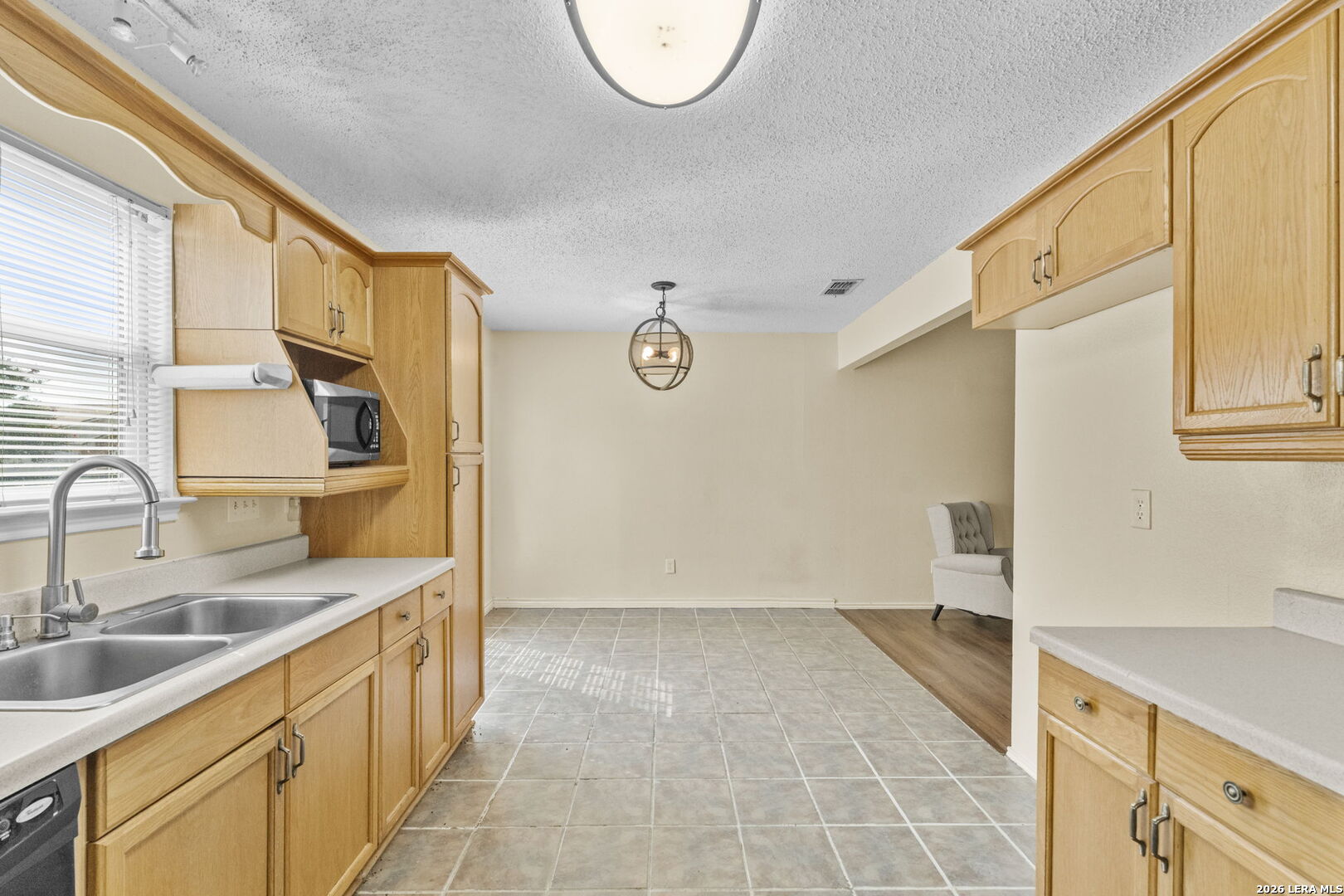 702 GARDEN MEADOW DR, Universal City, TX 78148