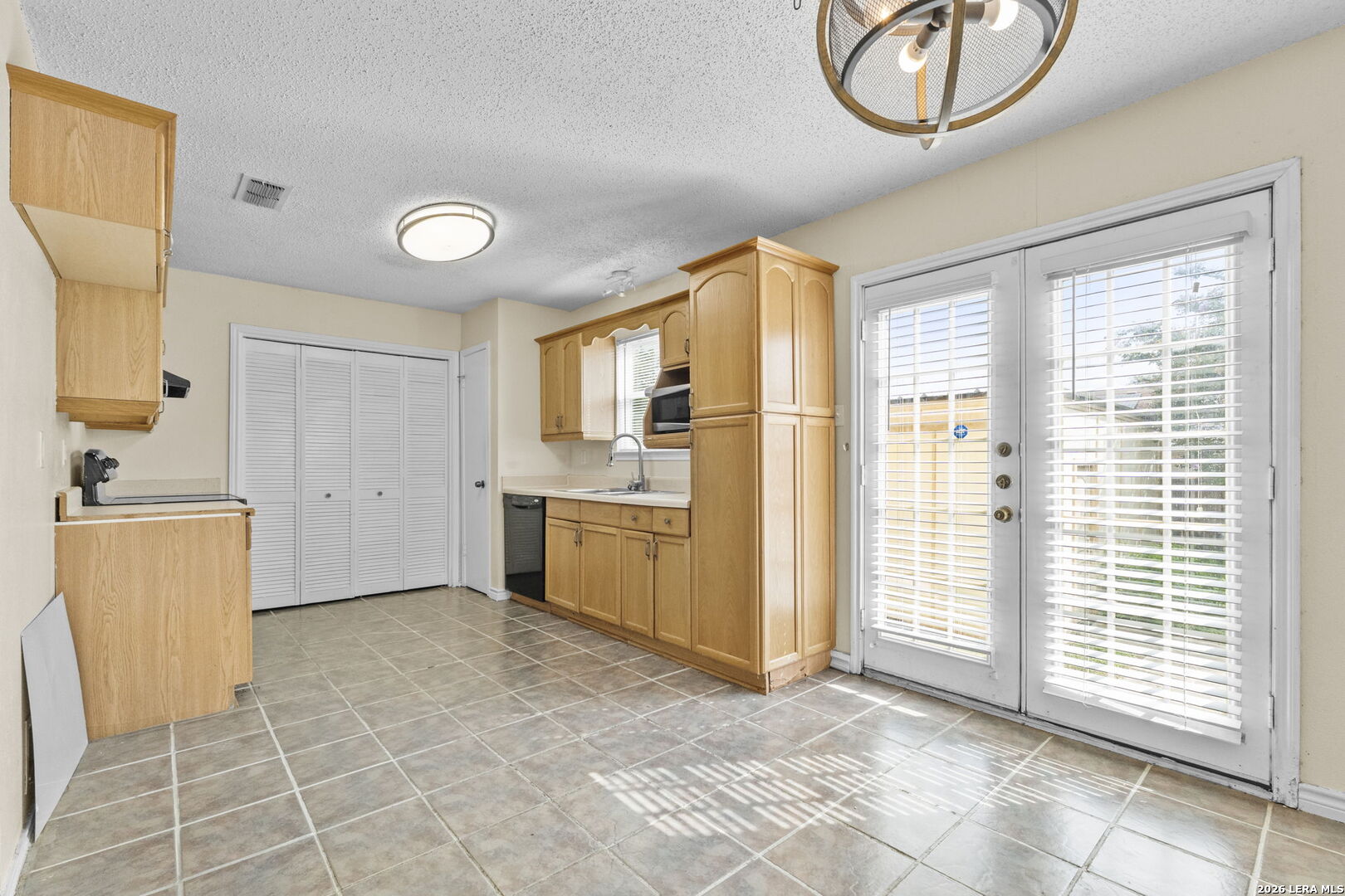702 GARDEN MEADOW DR, Universal City, TX 78148