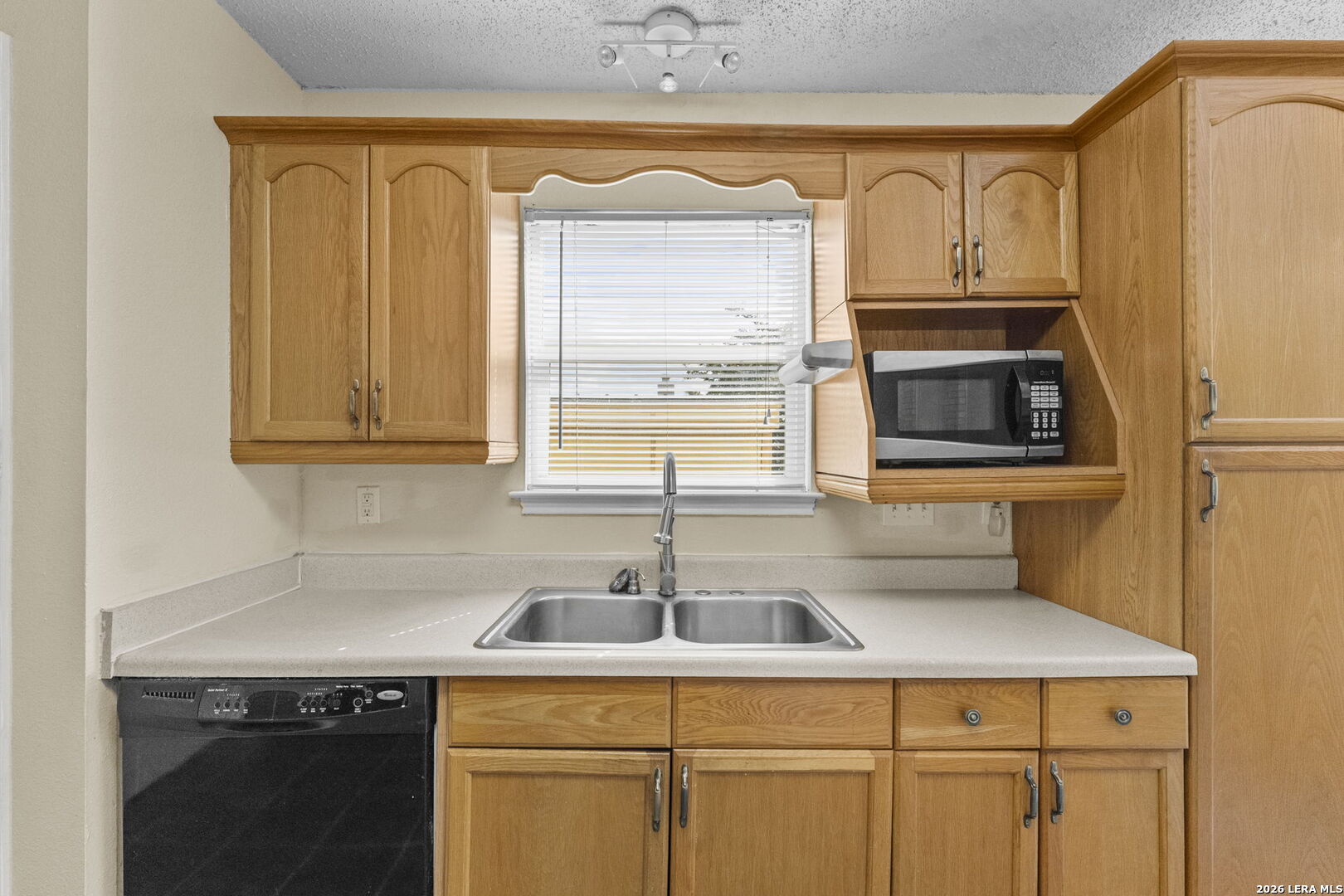 702 GARDEN MEADOW DR, Universal City, TX 78148
