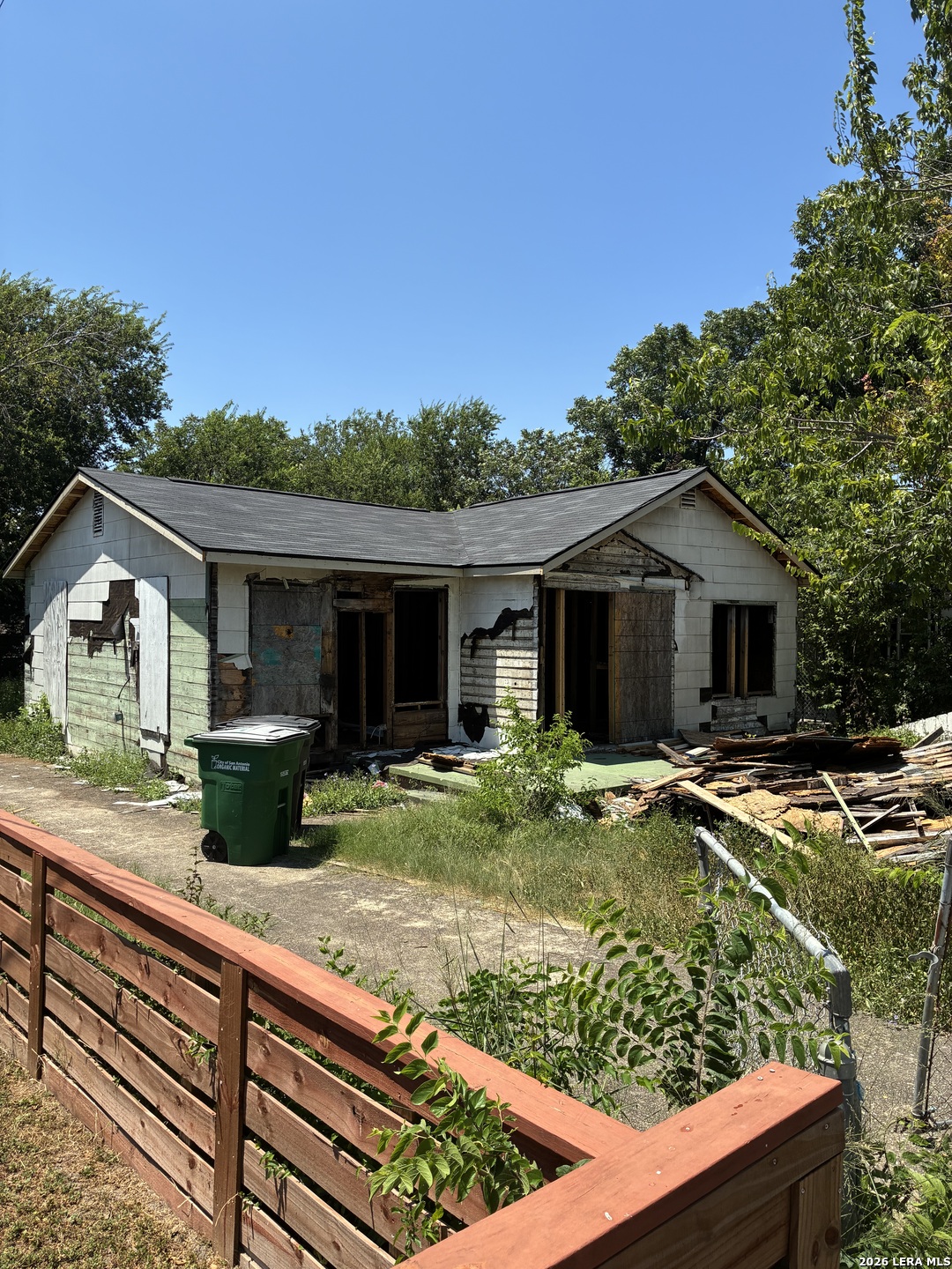 904 Eldorado St Listing Cover Image