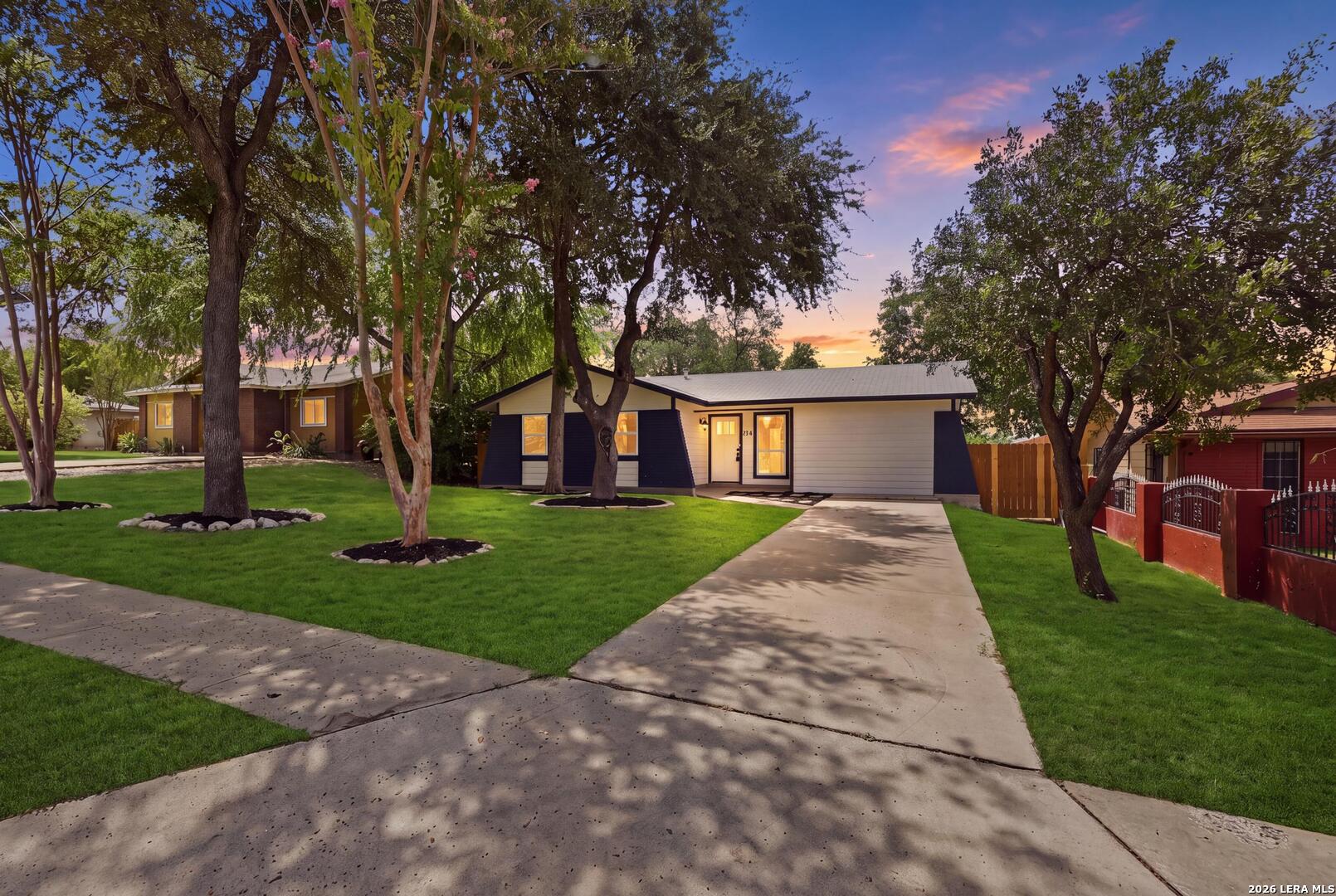5306 La Cresenta Listing Cover Image