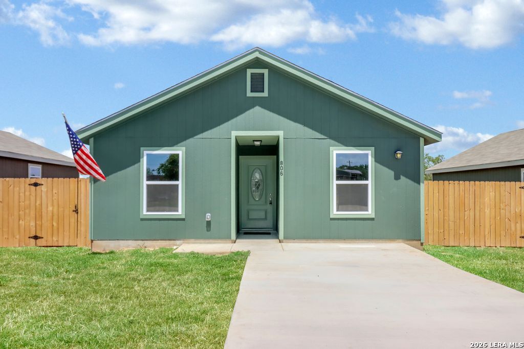 806 E 6th St., Nixon, TX