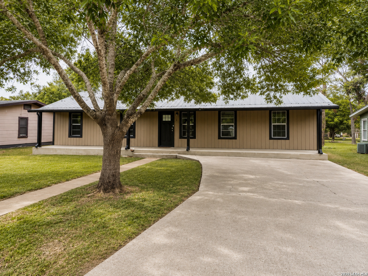 3rd image of 959 E Ireland St, Seguin, TX 78155 | MLS# 2008883