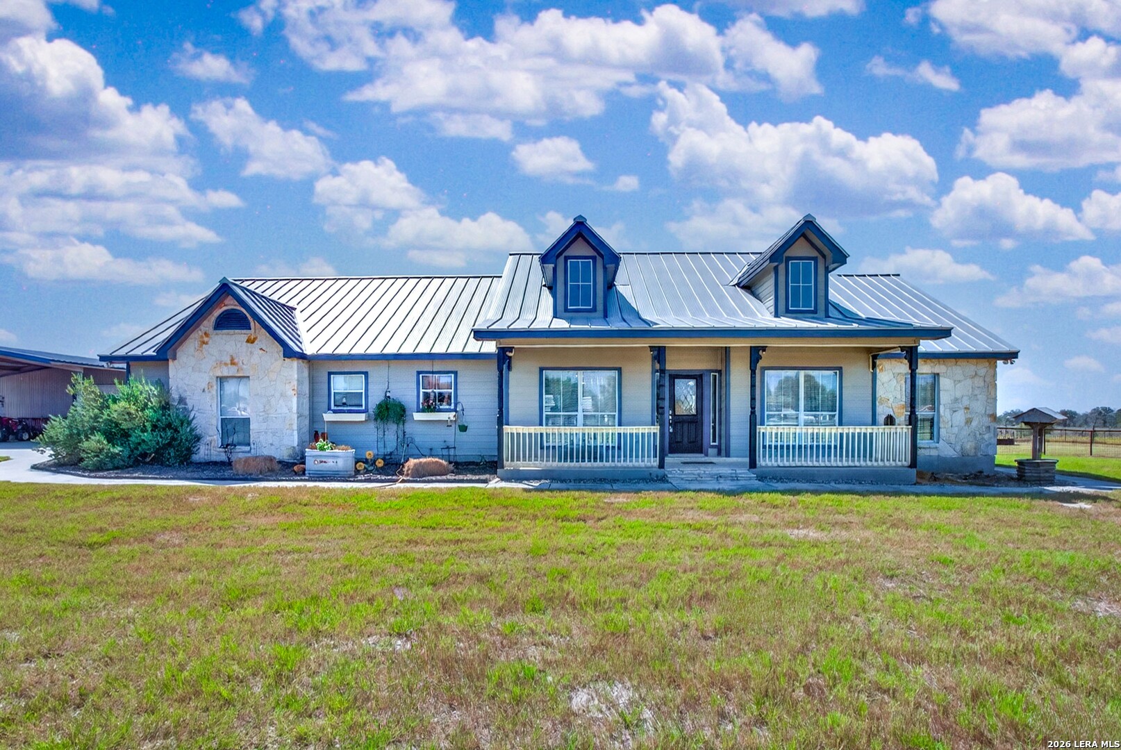 247 S Palo Alto Dr, Floresville, TX
