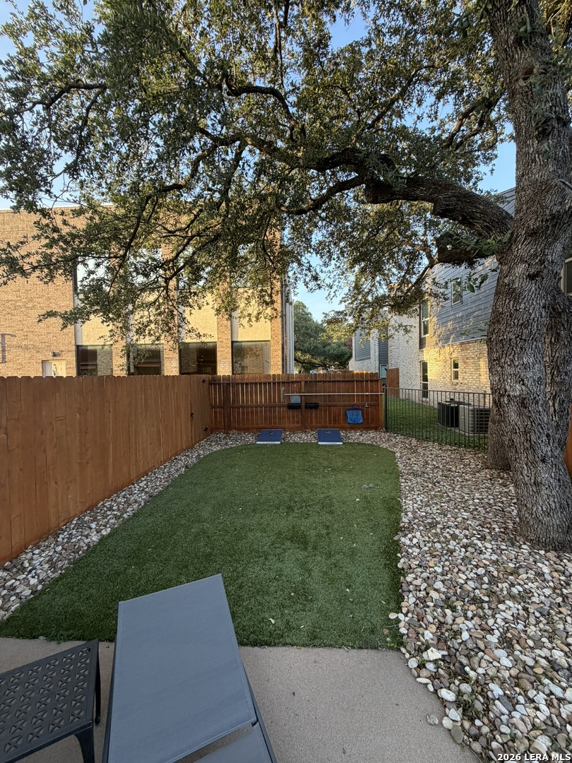 2718 Old Field Dr, #302, San Antonio, TX 78247