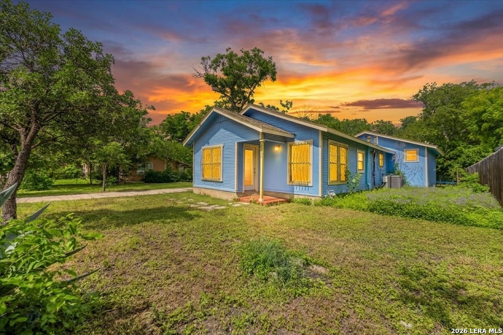 2033 19th St Listing Cover Image