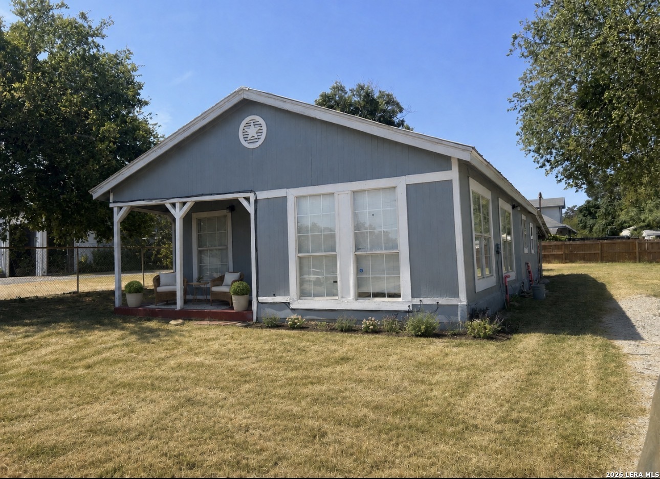 504 E Hondo, Devine, TX