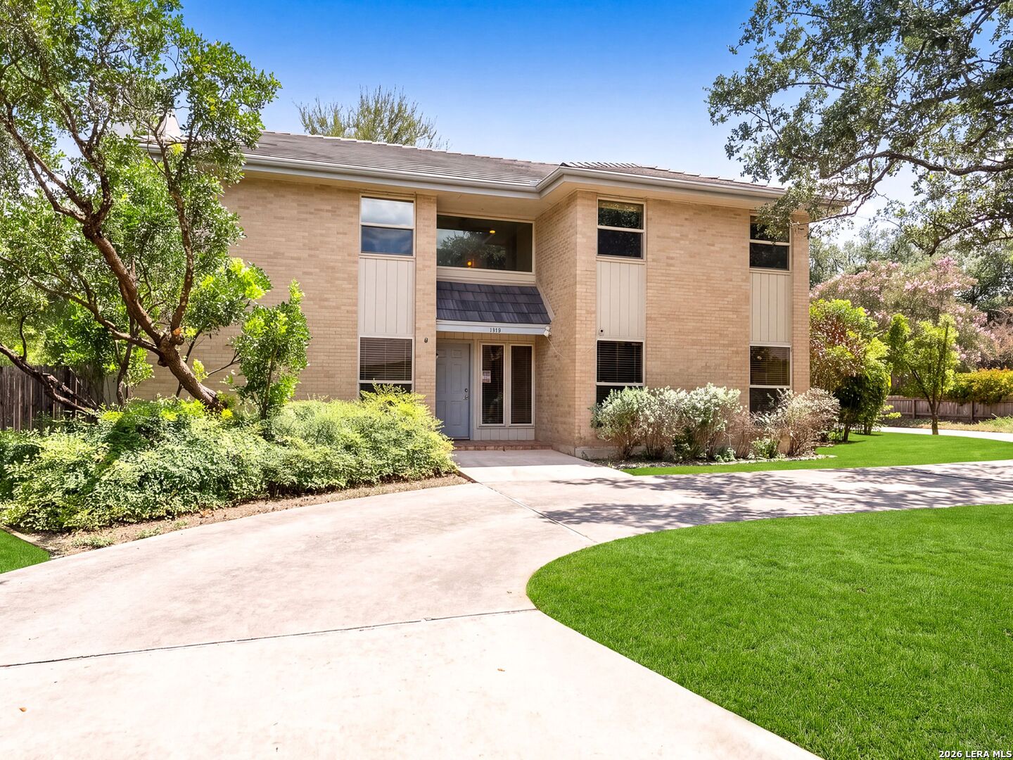 1818 Paisley St Listing Cover Image