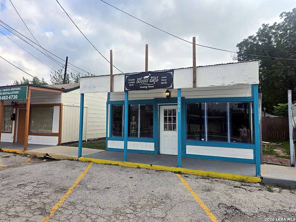 9 commercial income properties, some are rented, located by Coolcrest Miniature Golf, Close to the IH10-W/Fredericksburg Rd exit. Also includes buildings at 1535 W. Summit and 105 Key St and a vacant lot at 1522 W. Summit. Will not sell separately.