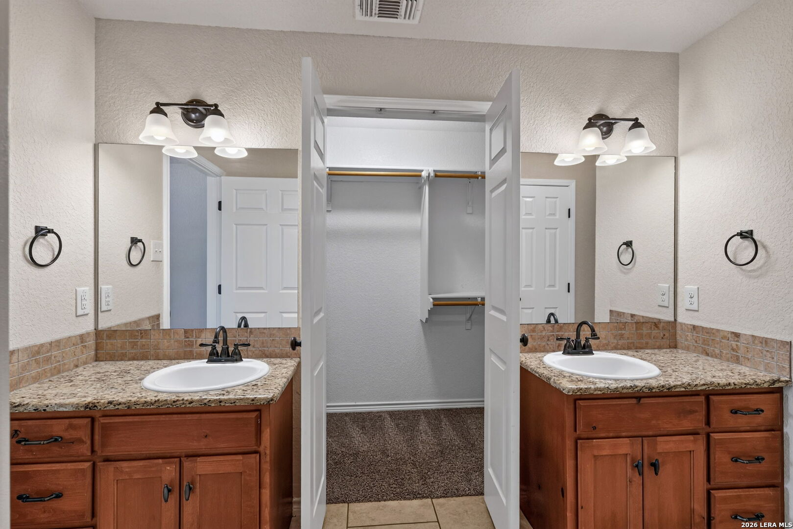 555 CIMARRON SQ, Poteet, TX 78065