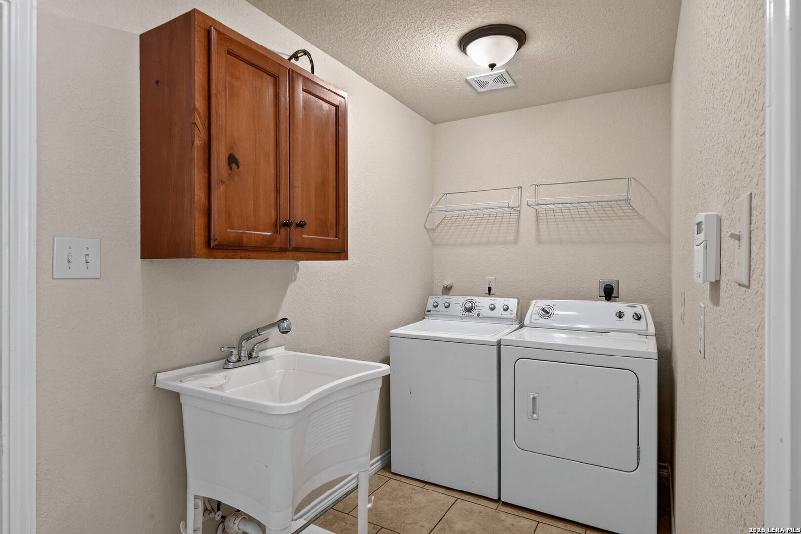 555 CIMARRON SQ, Poteet, TX 78065