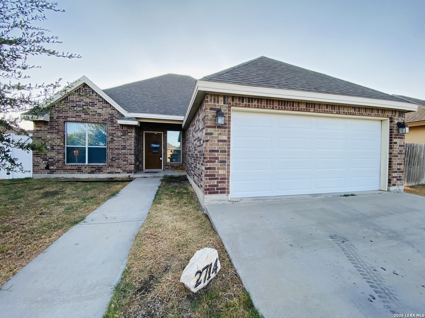 2714 Oak Manor Dr Listing Cover Image