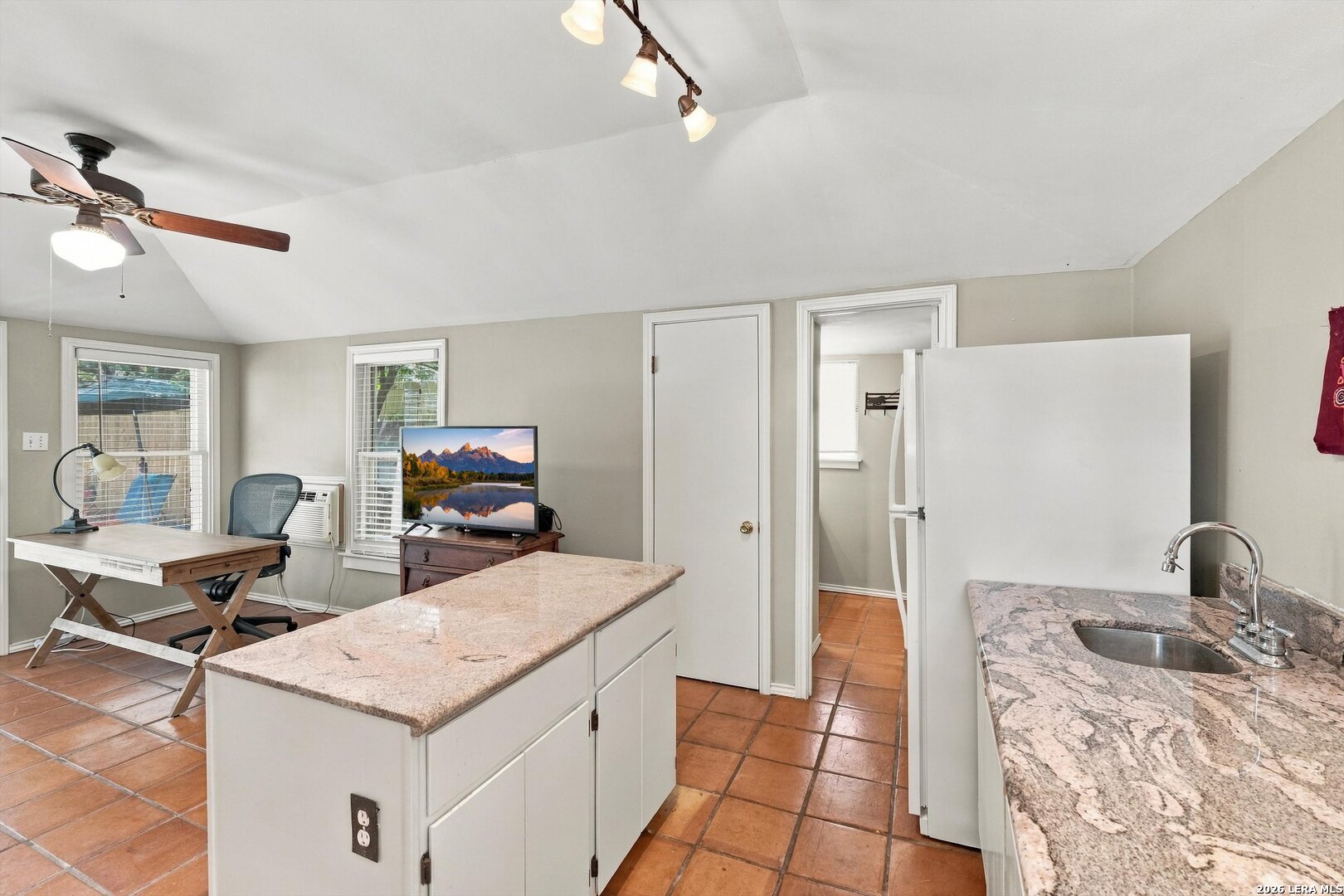 424 CANTERBURY HILL ST, Terrell Hills, TX 78209