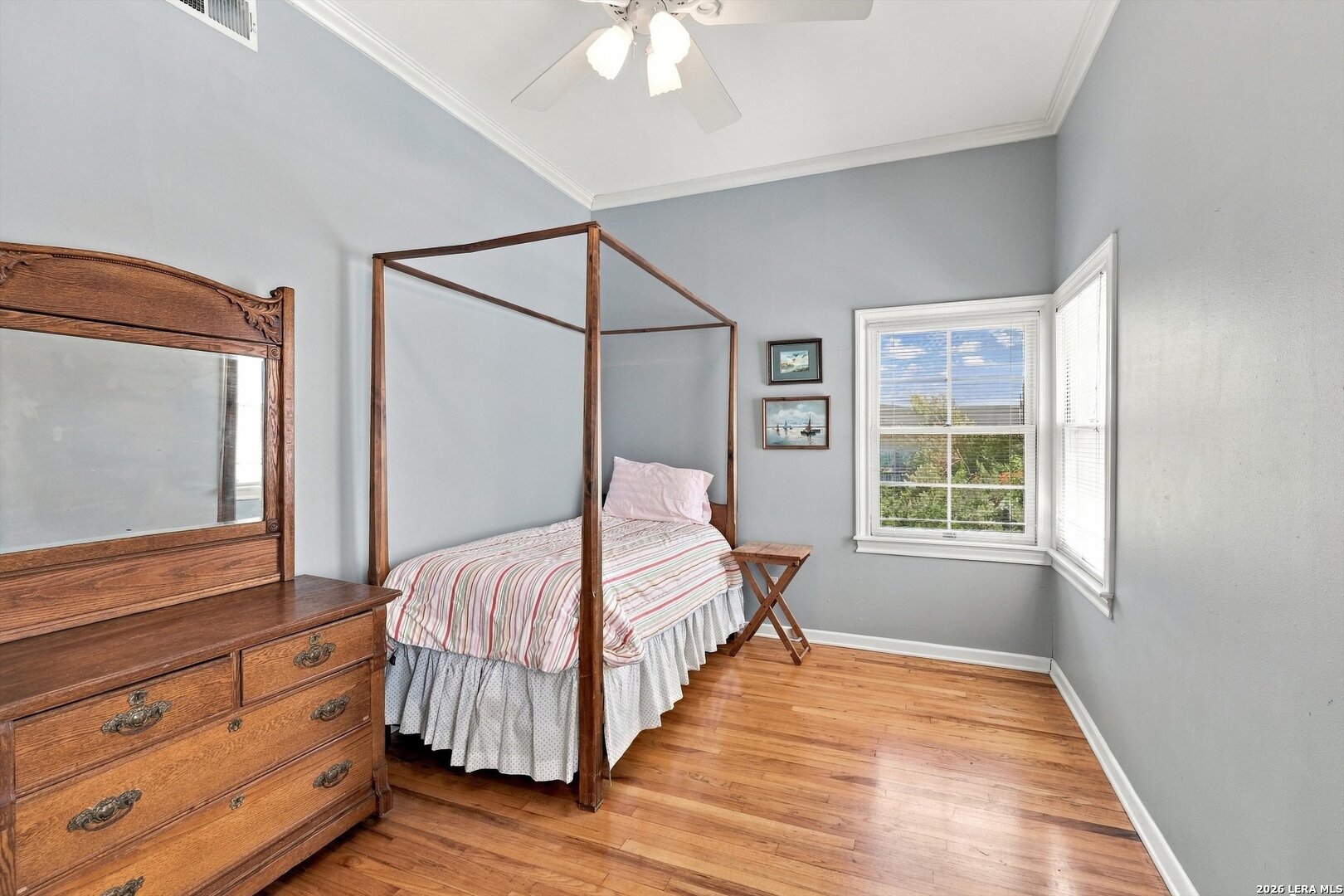424 CANTERBURY HILL ST, Terrell Hills, TX 78209
