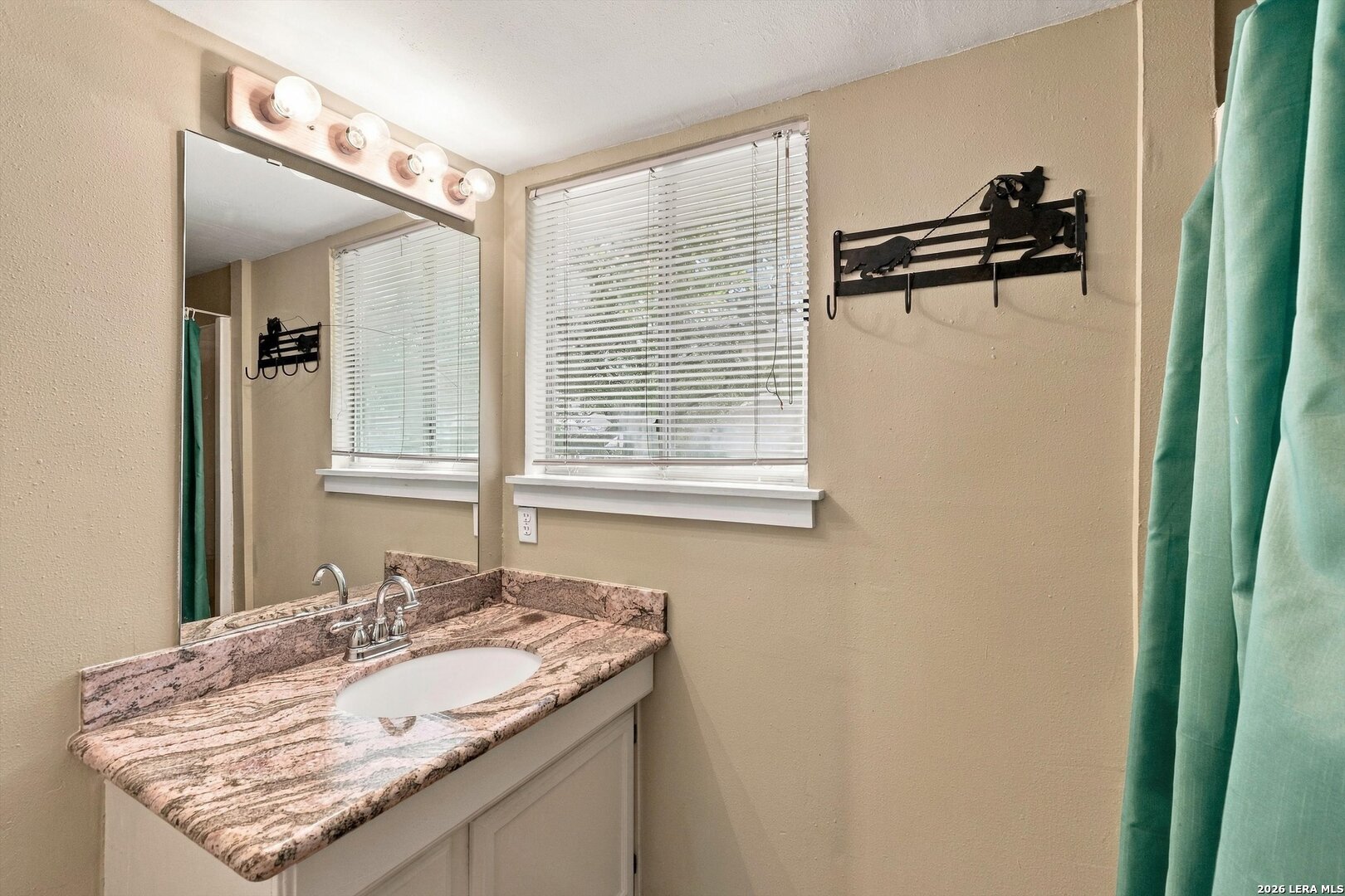 424 CANTERBURY HILL ST, Terrell Hills, TX 78209