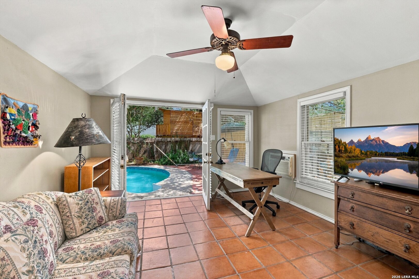 424 CANTERBURY HILL ST, Terrell Hills, TX 78209