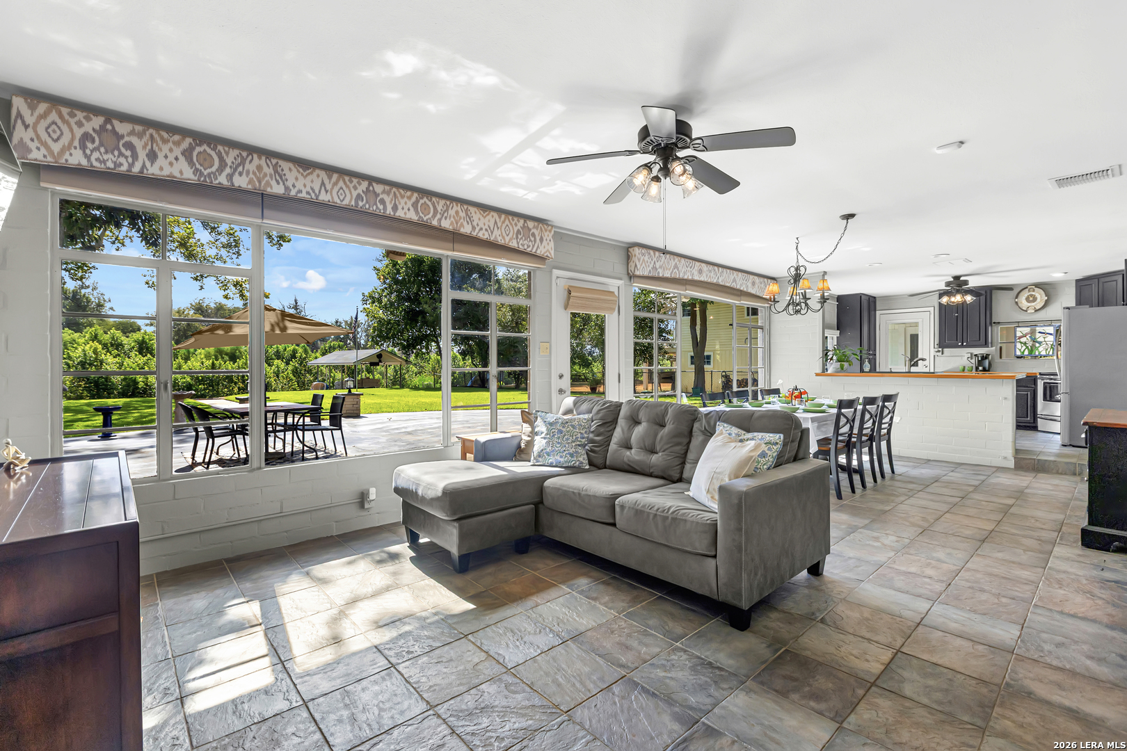 350 MEADOW LAKE DR, Seguin, TX 78155