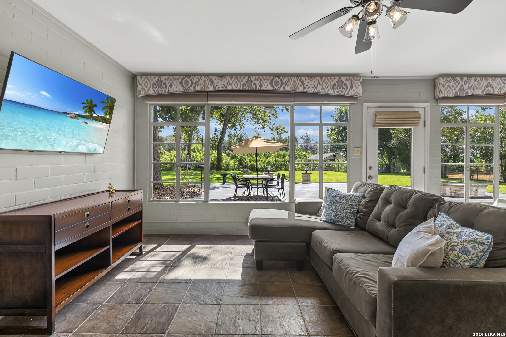 350 MEADOW LAKE DR, Seguin, TX 78155