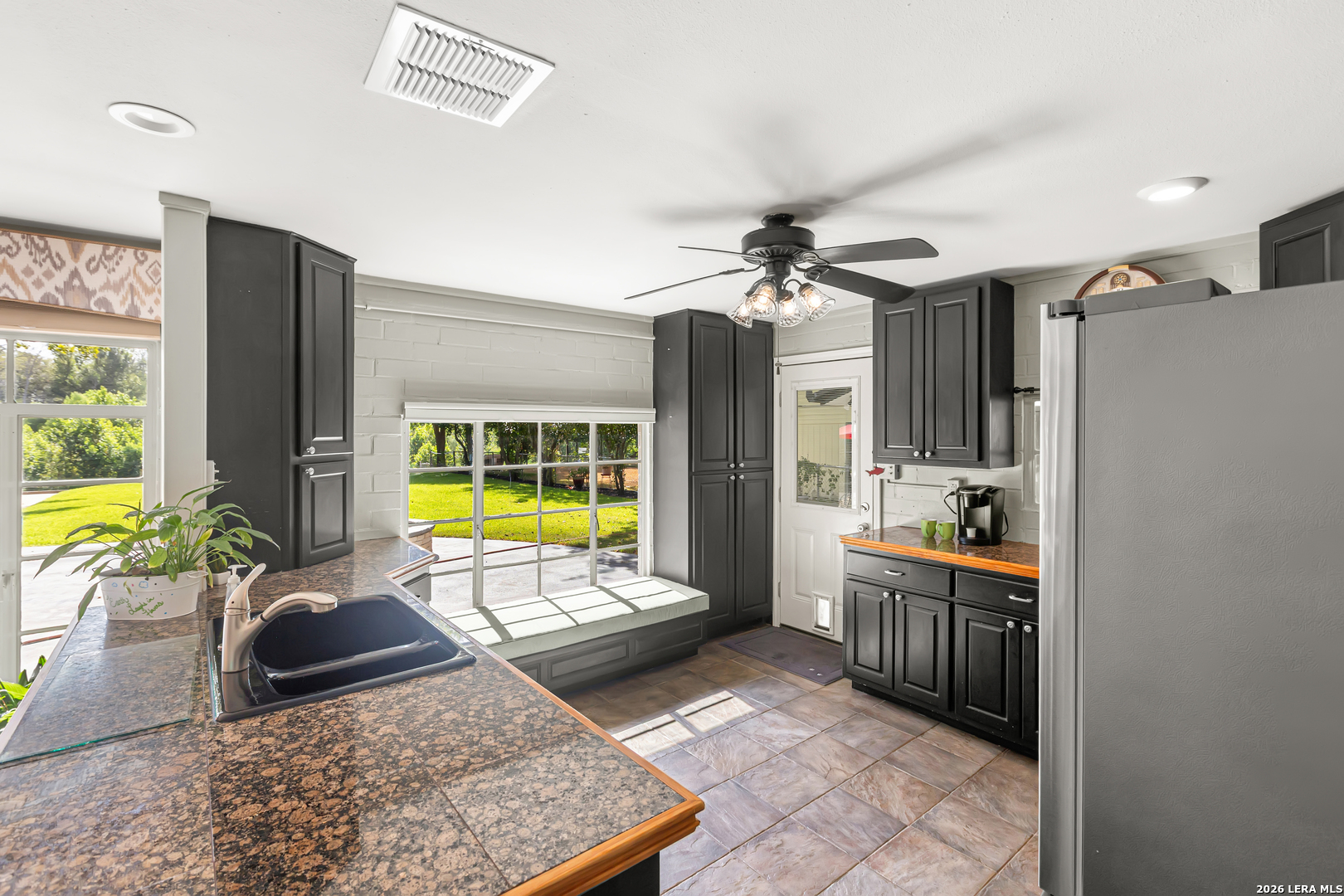 350 MEADOW LAKE DR, Seguin, TX 78155