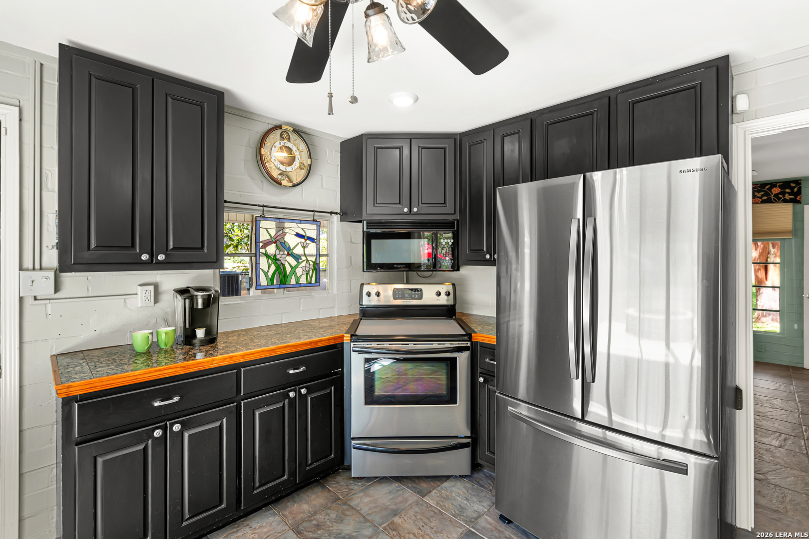 350 MEADOW LAKE DR, Seguin, TX 78155