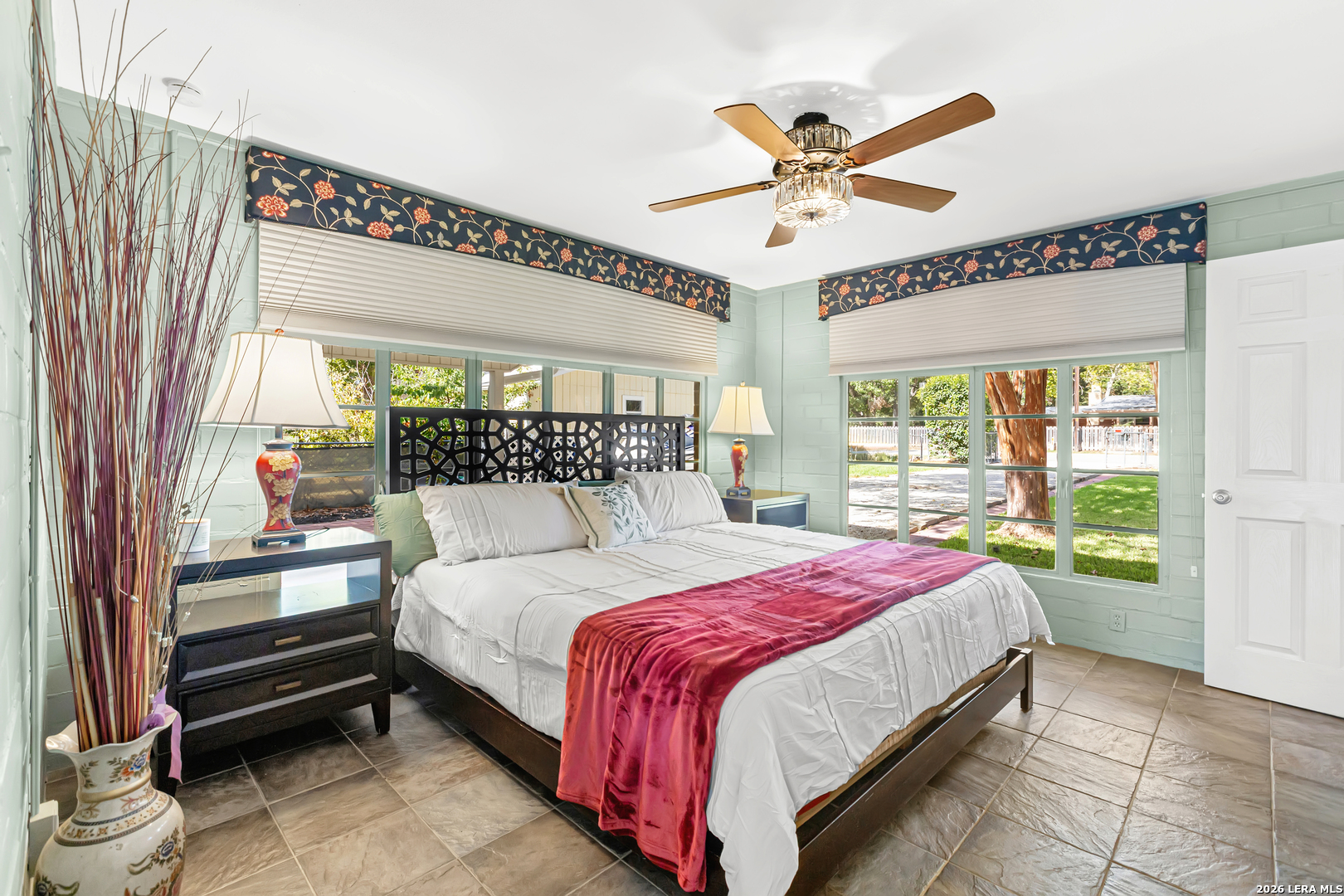 350 MEADOW LAKE DR, Seguin, TX 78155
