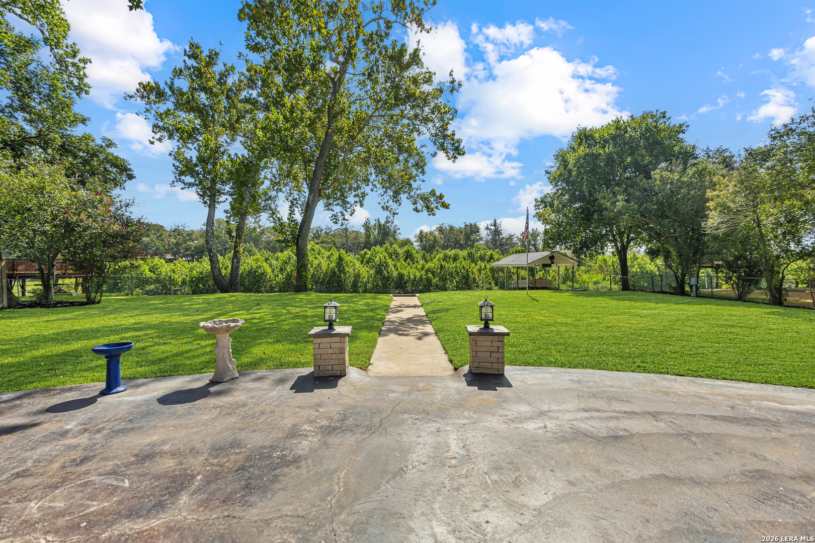 350 MEADOW LAKE DR, Seguin, TX 78155