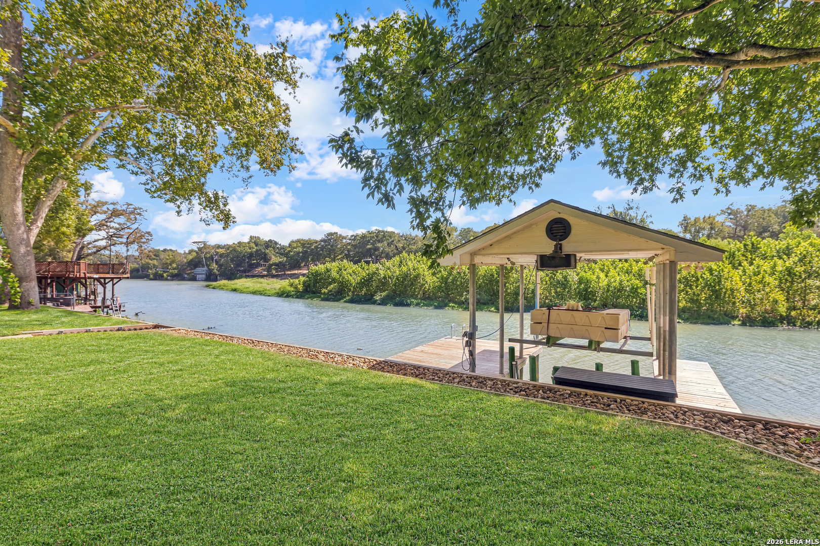 350 MEADOW LAKE DR, Seguin, TX 78155