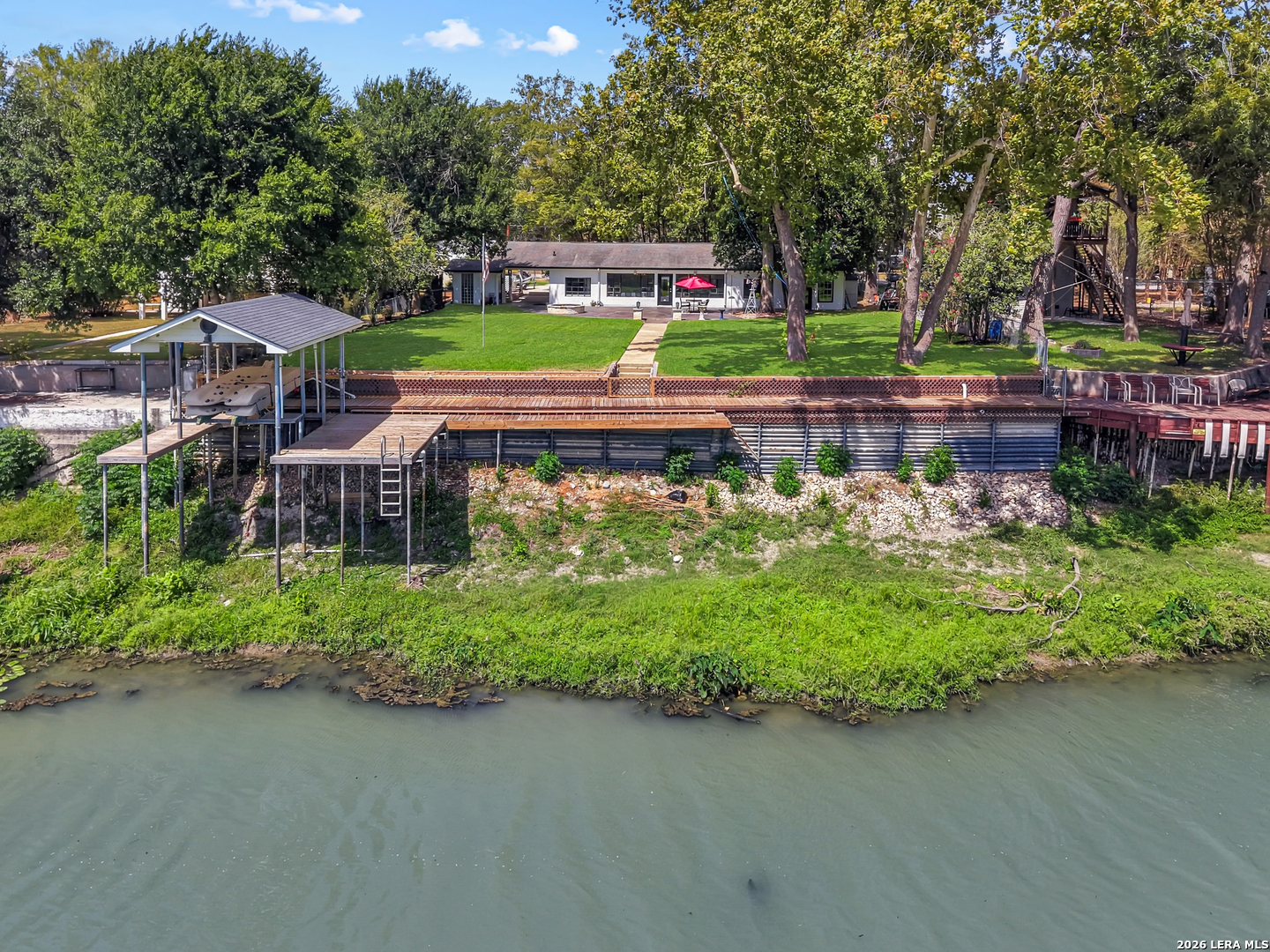 350 MEADOW LAKE DR, Seguin, TX 78155