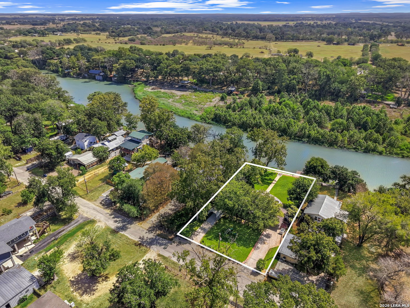 350 MEADOW LAKE DR, Seguin, TX 78155