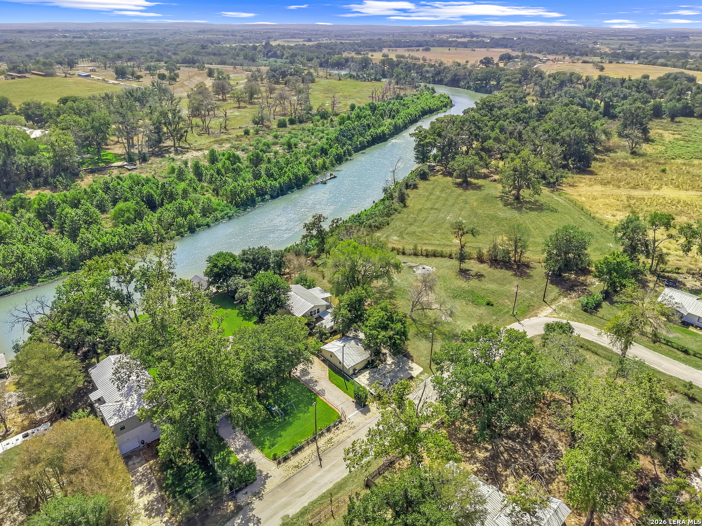 350 MEADOW LAKE DR, Seguin, TX 78155