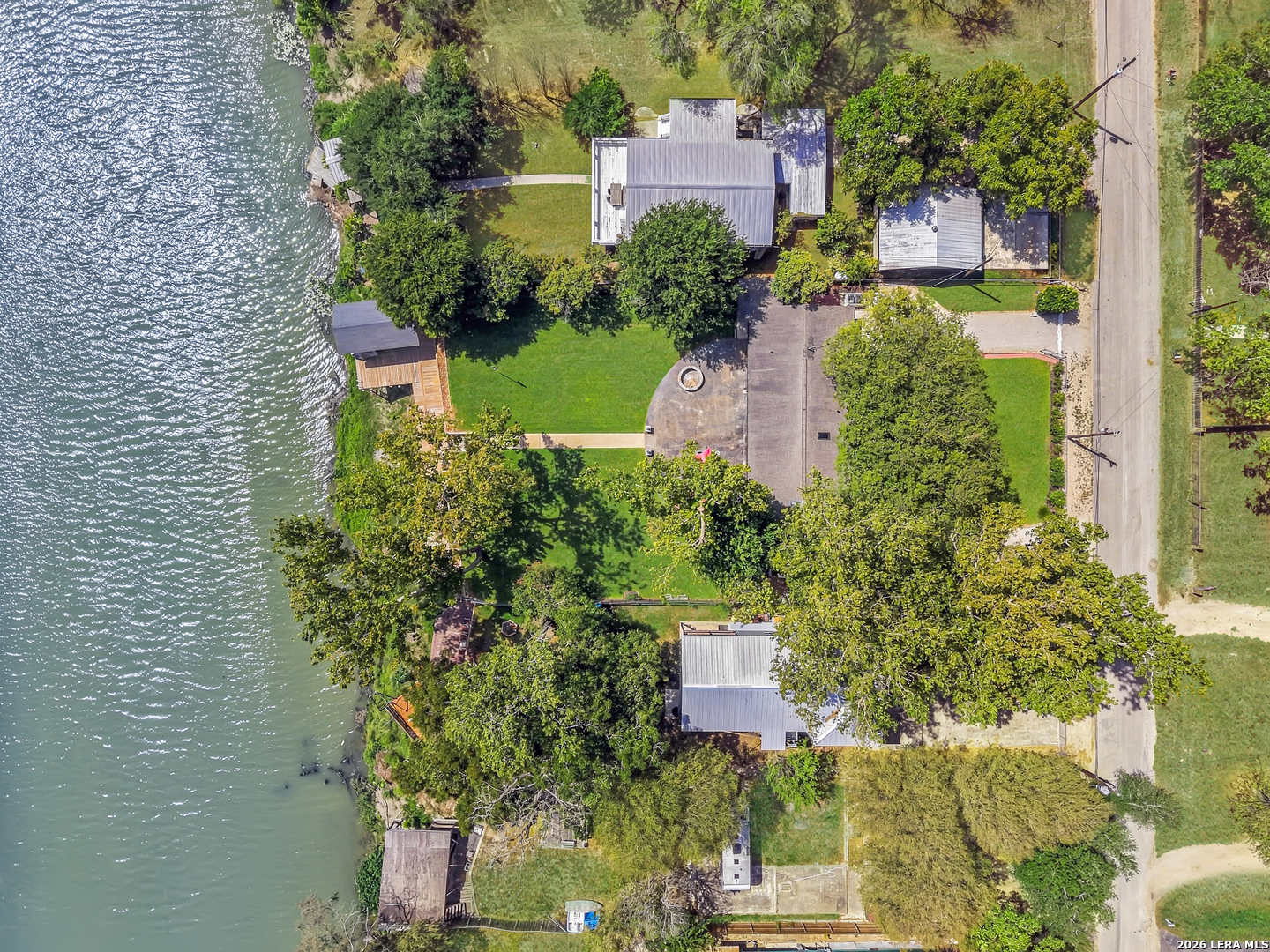 350 MEADOW LAKE DR, Seguin, TX 78155