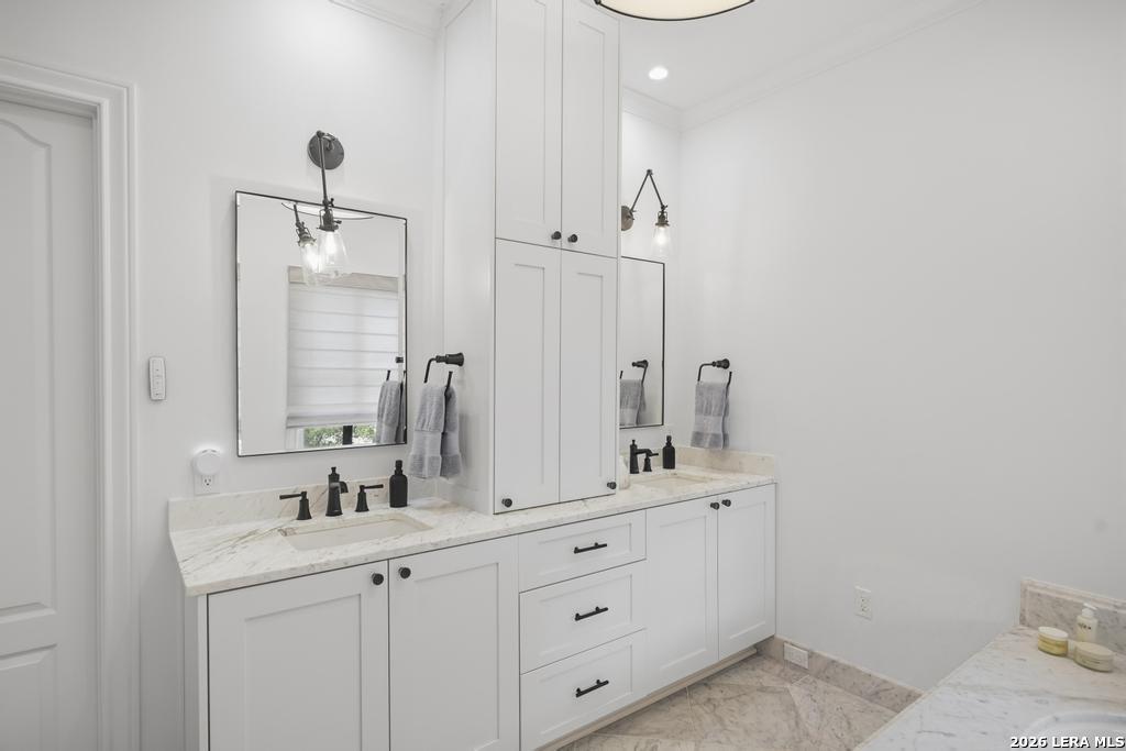777 TERRELL RD, Terrell Hills, TX 78209