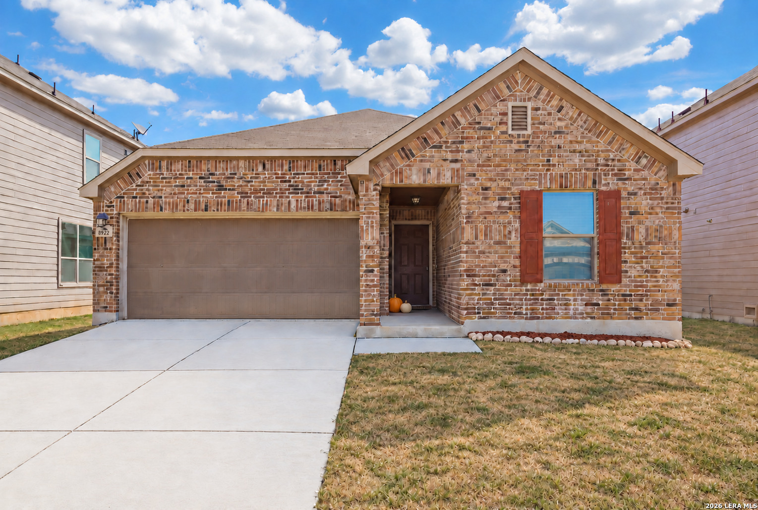 8922 Victoria Lk Listing Cover Image