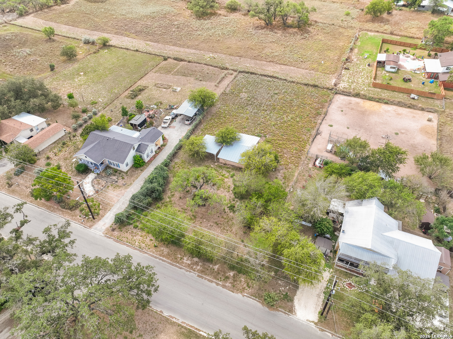 607 W Colonial, Devine, TX, 78016