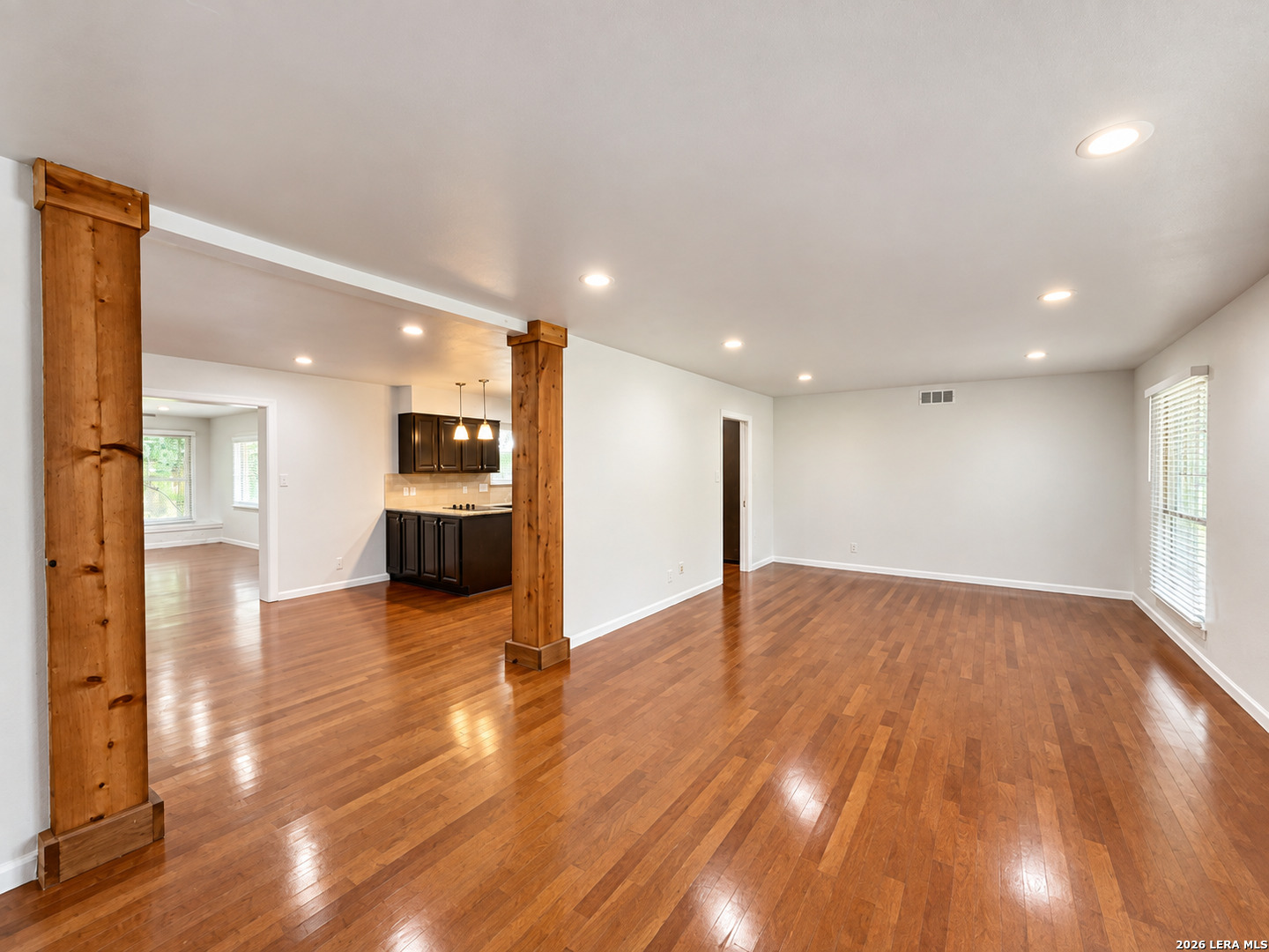 202 Donella Dr, Hollywoodpark, TX 78232