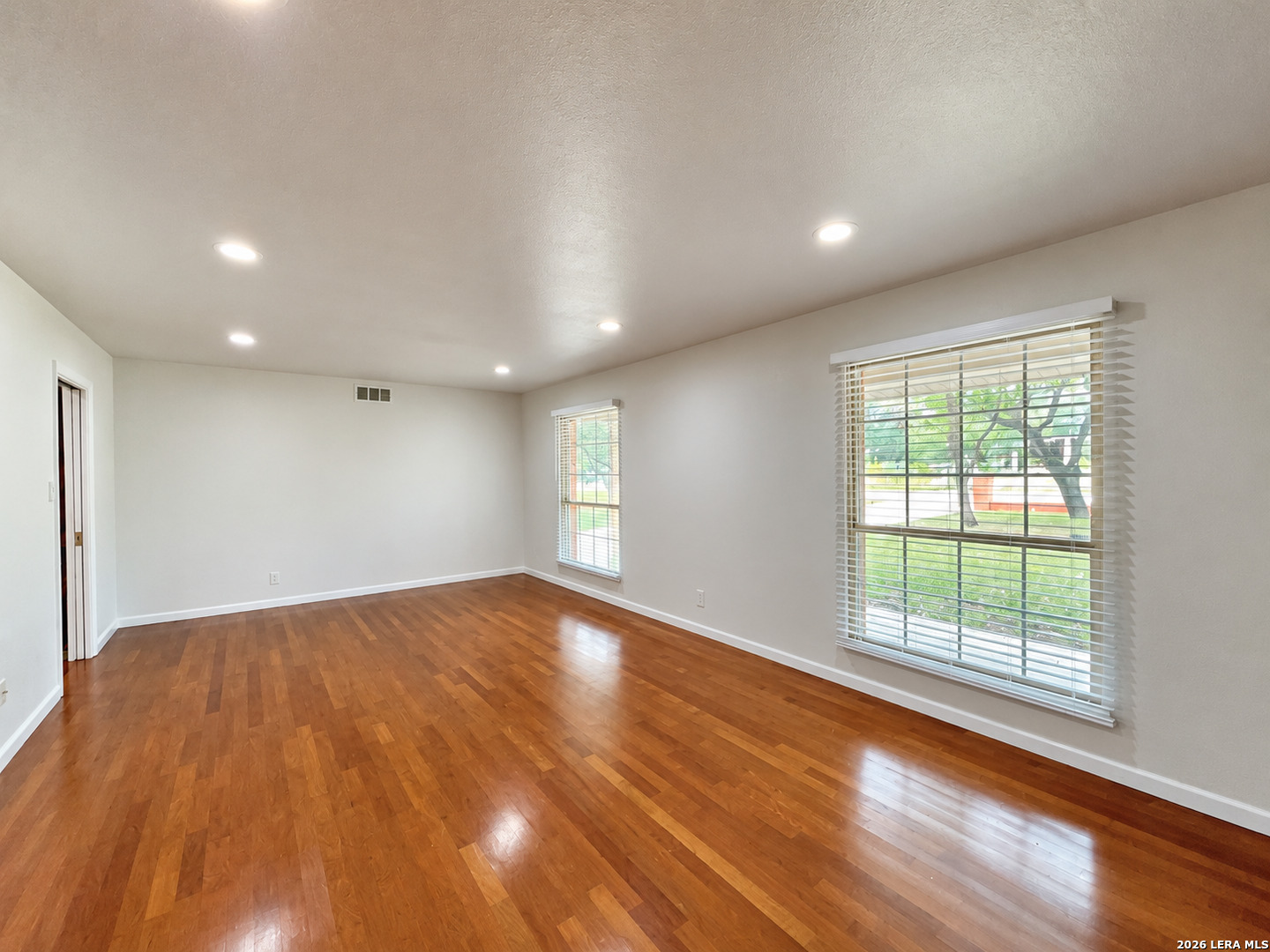 202 Donella Dr, Hollywoodpark, TX 78232