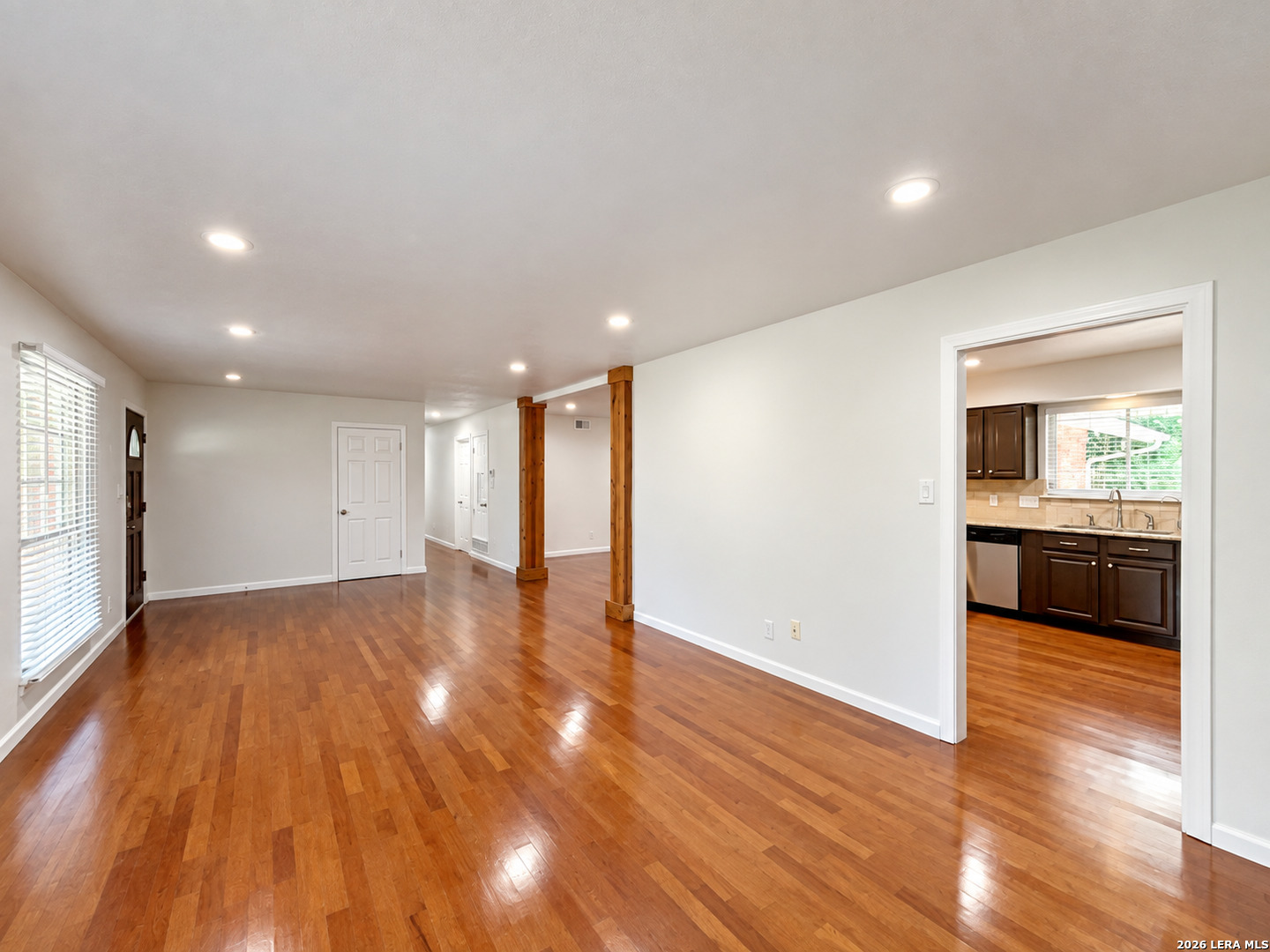 202 Donella Dr, Hollywoodpark, TX 78232