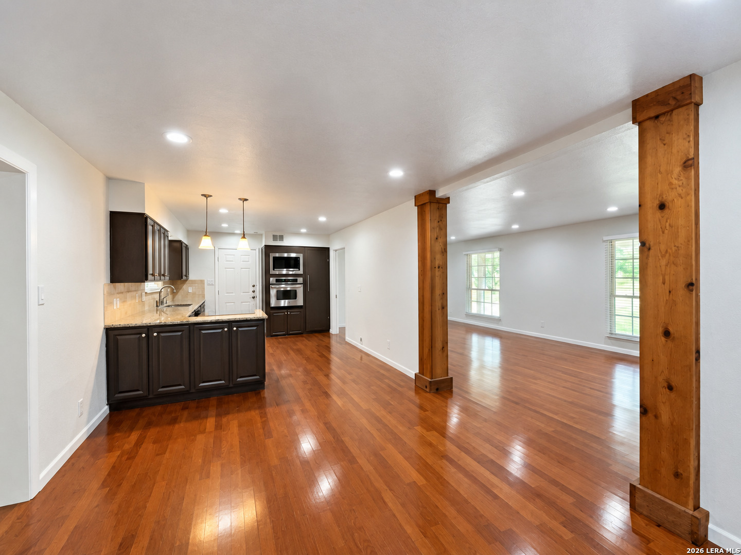202 Donella Dr, Hollywoodpark, TX 78232