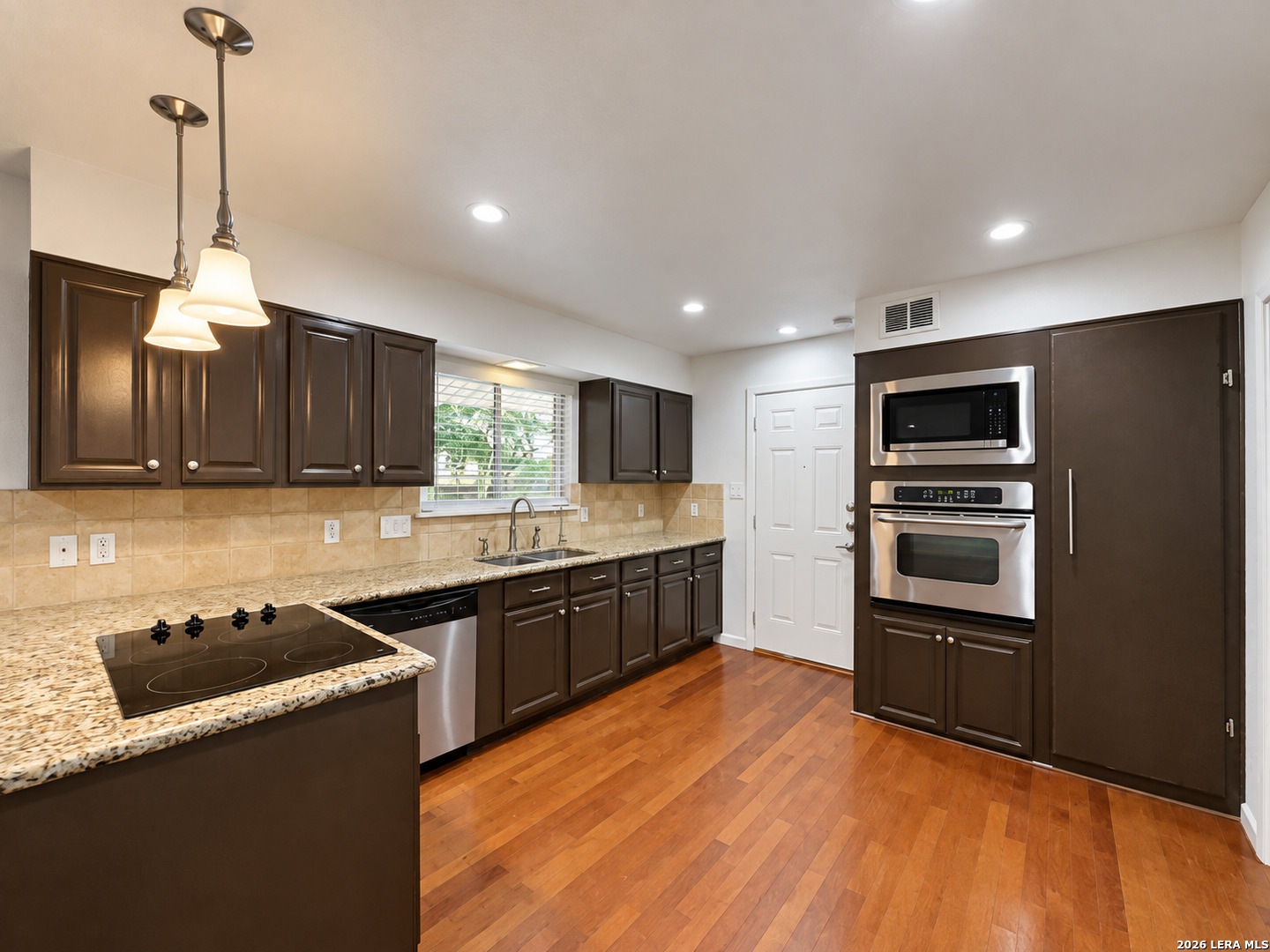 202 Donella Dr, Hollywoodpark, TX 78232