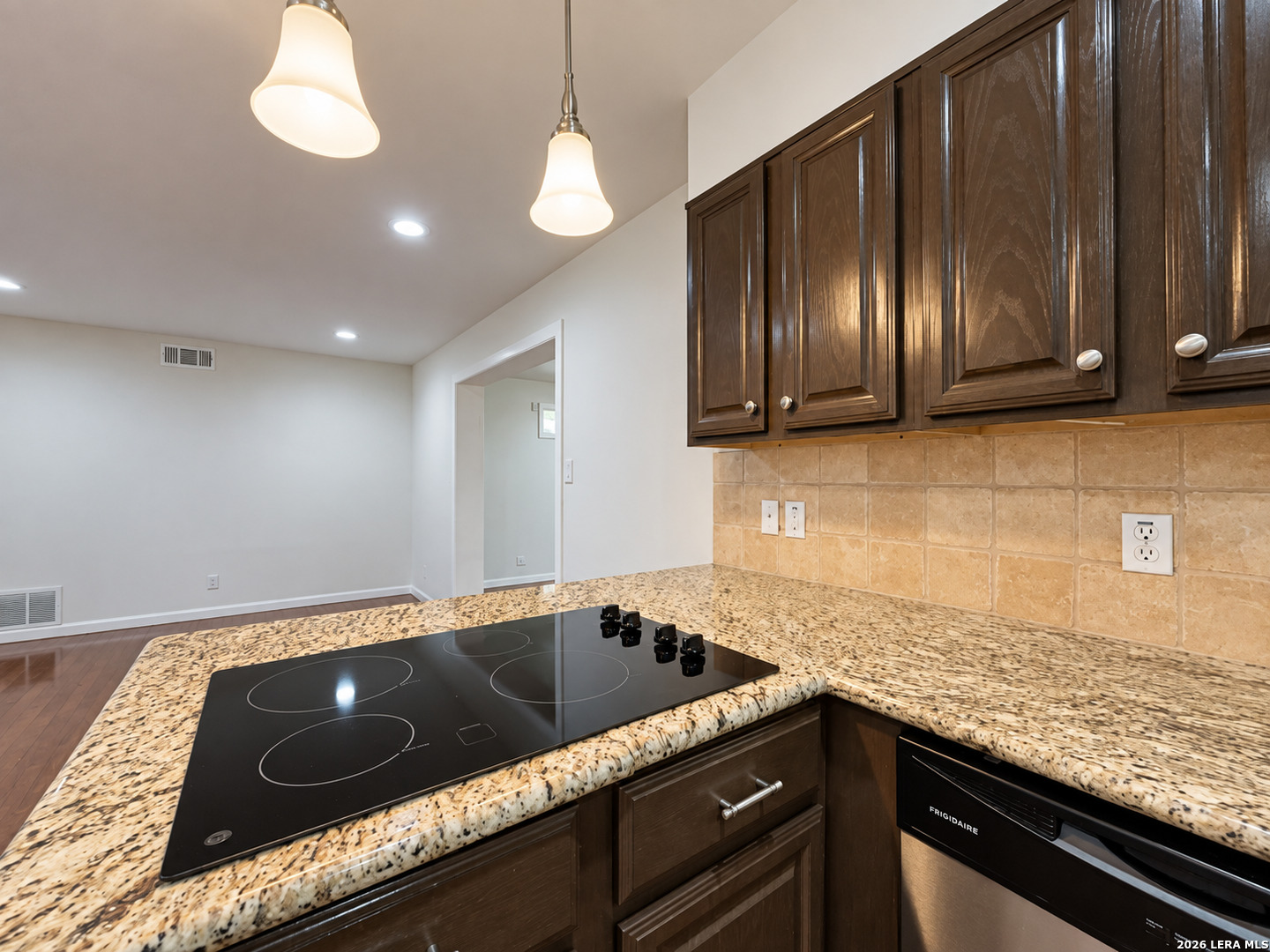202 Donella Dr, Hollywoodpark, TX 78232