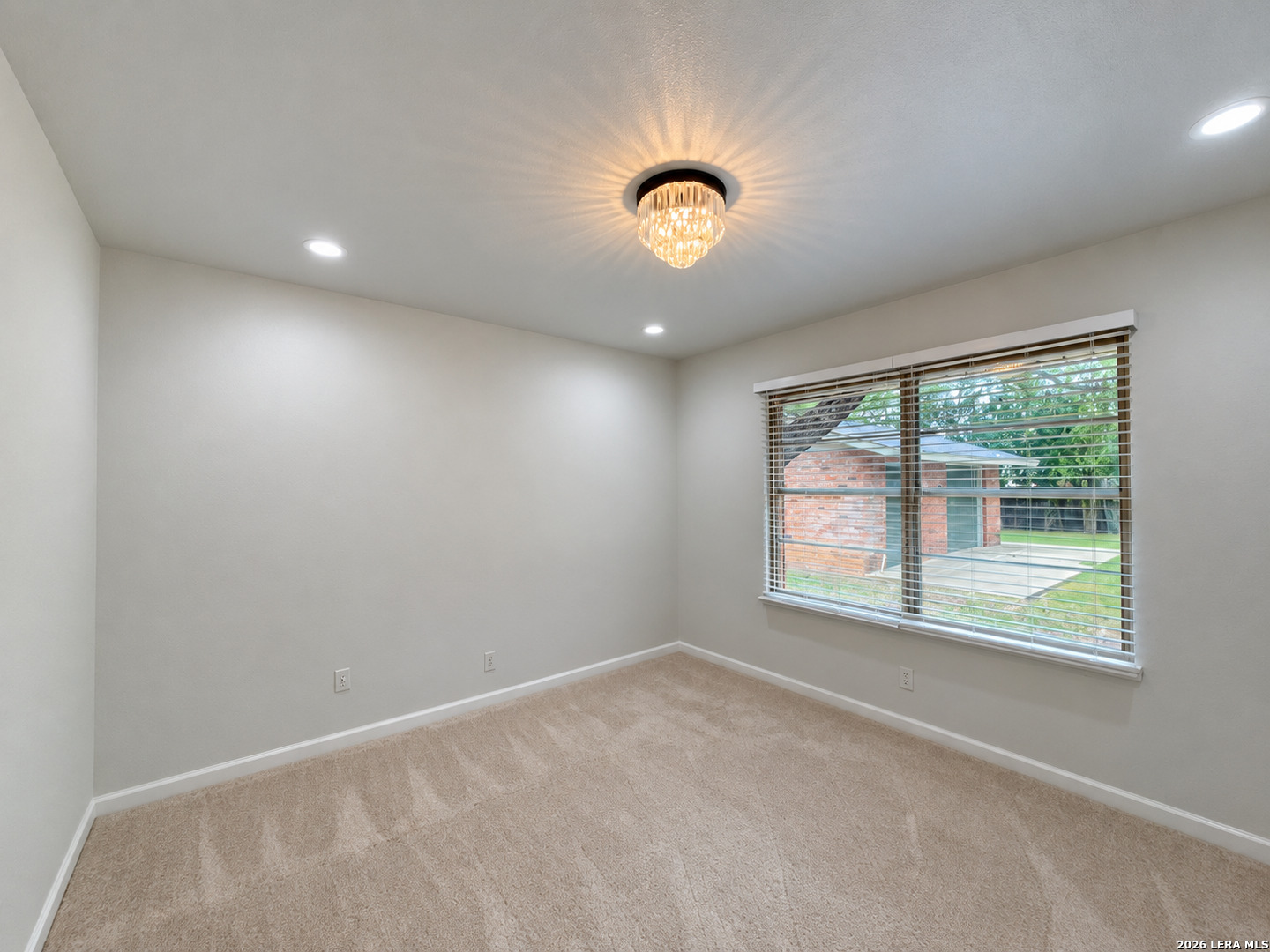 202 Donella Dr, Hollywoodpark, TX 78232