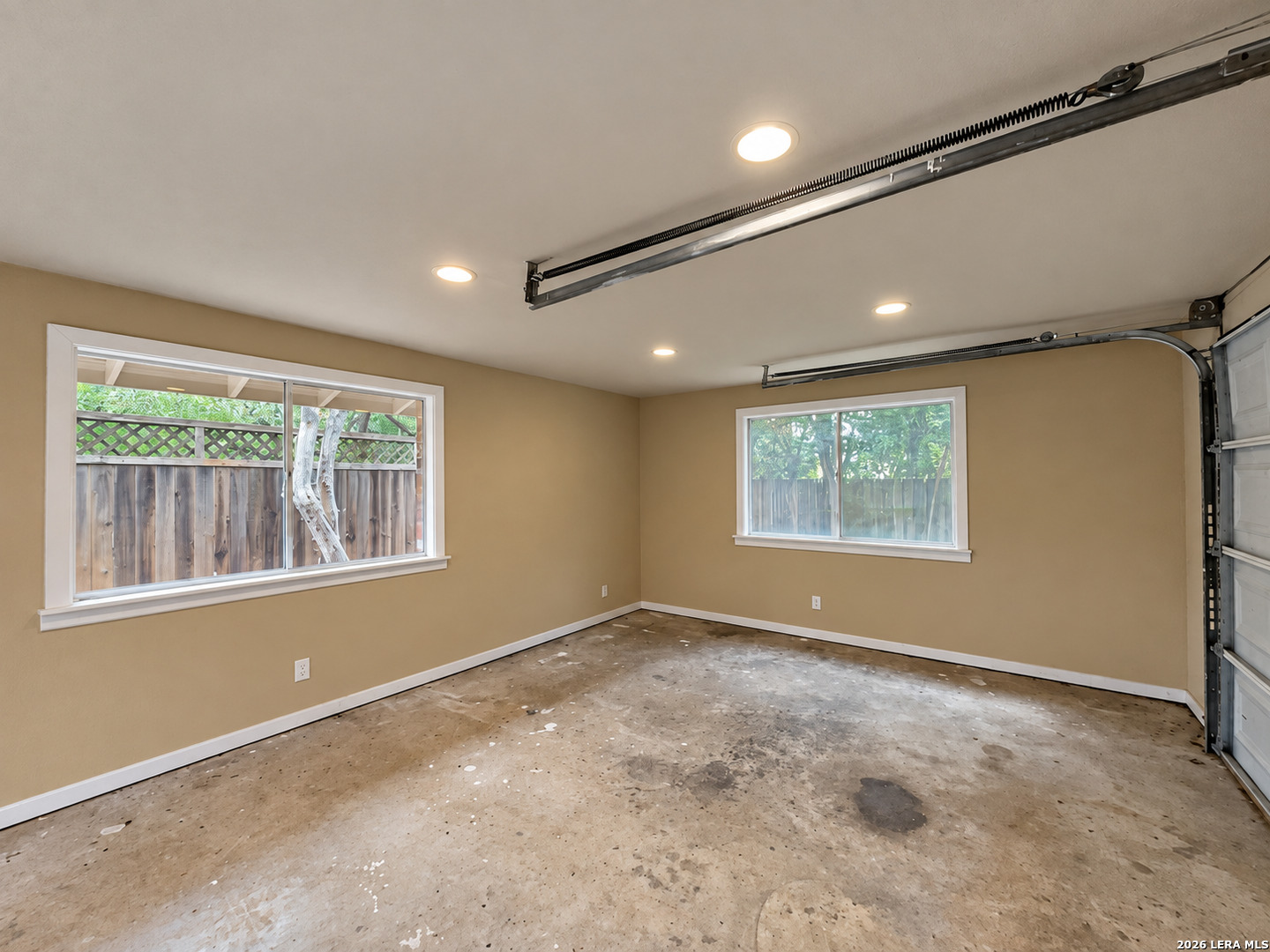 202 Donella Dr, Hollywoodpark, TX 78232