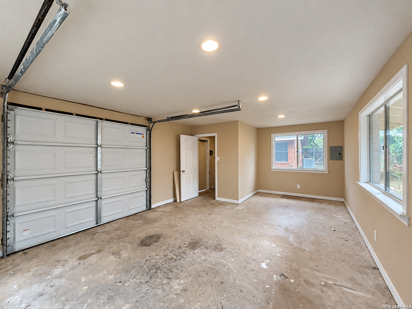 202 Donella Dr, Hollywoodpark, TX 78232
