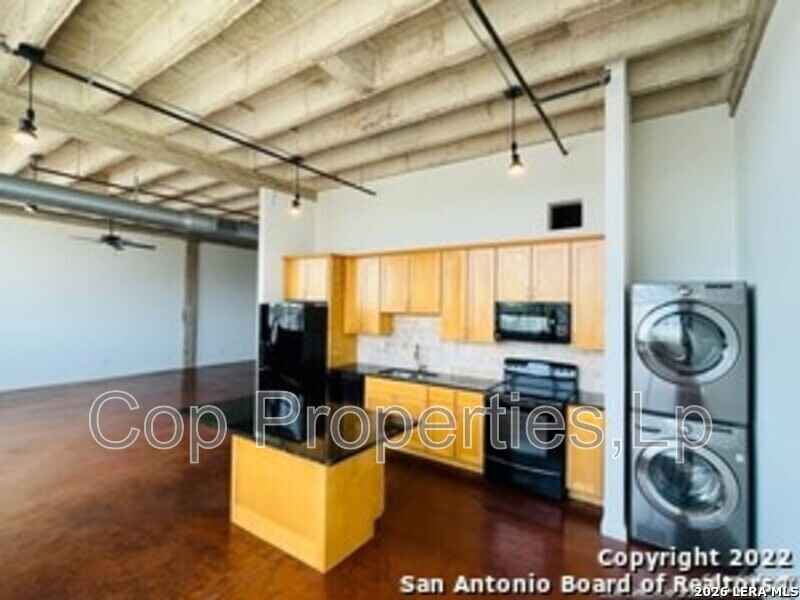 1331 S Flores St, photo 9